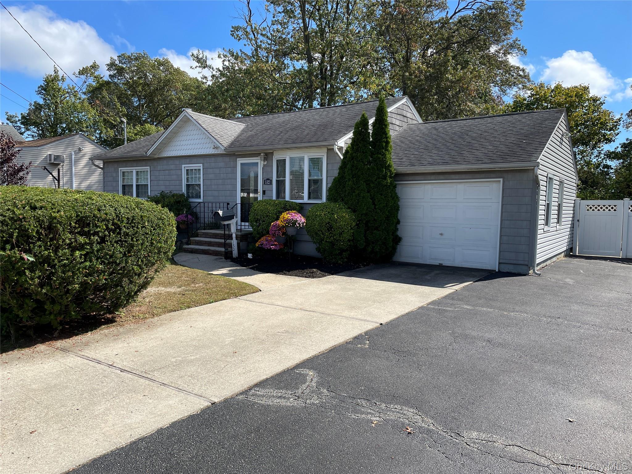 #1 photo, 1321 7th Street, सफ़ोक काउंटी West Babylon , NY 11704