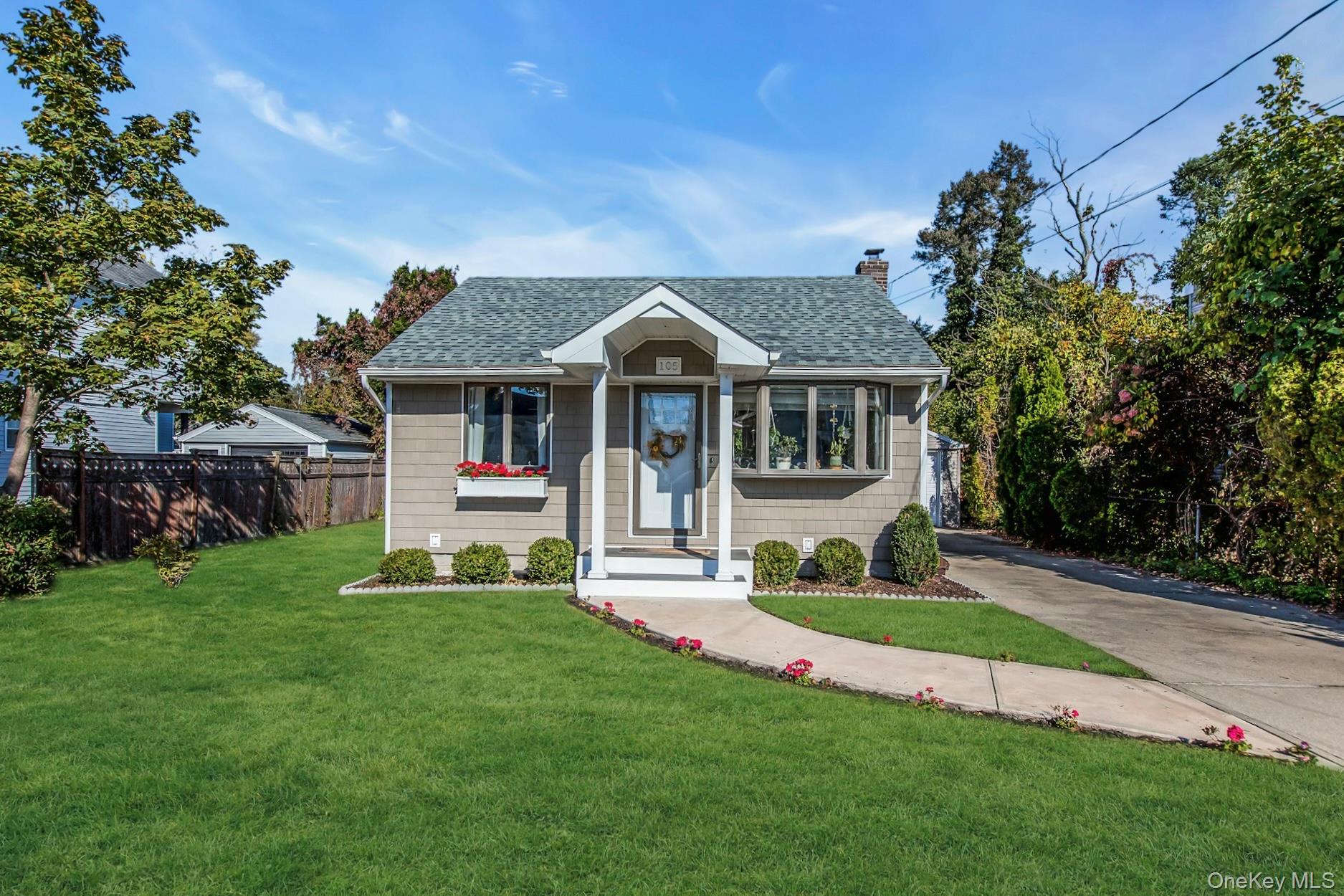 #1 photo, 105 16th Street, सफ़ोक काउंटी West Babylon , NY 11704