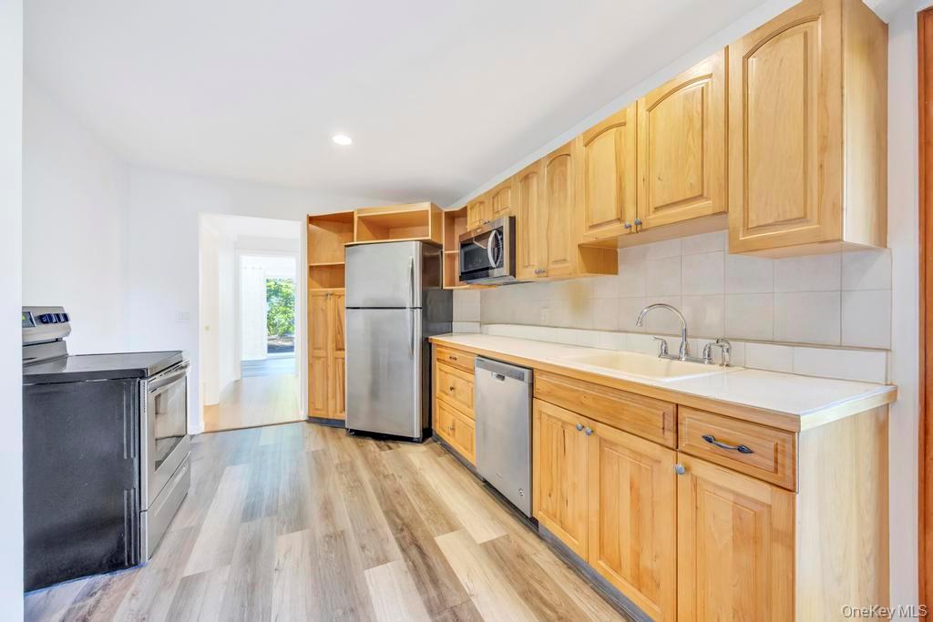 #4 photo, 36 7th Avenue, Brentwood , NY 11717