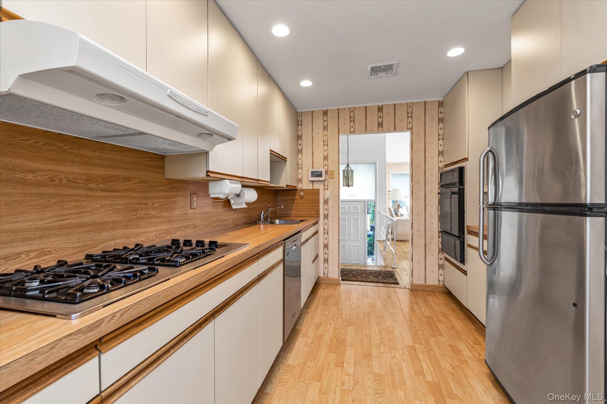 #6 photo, 5 Meroke Court, Huntington Station , NY 11746