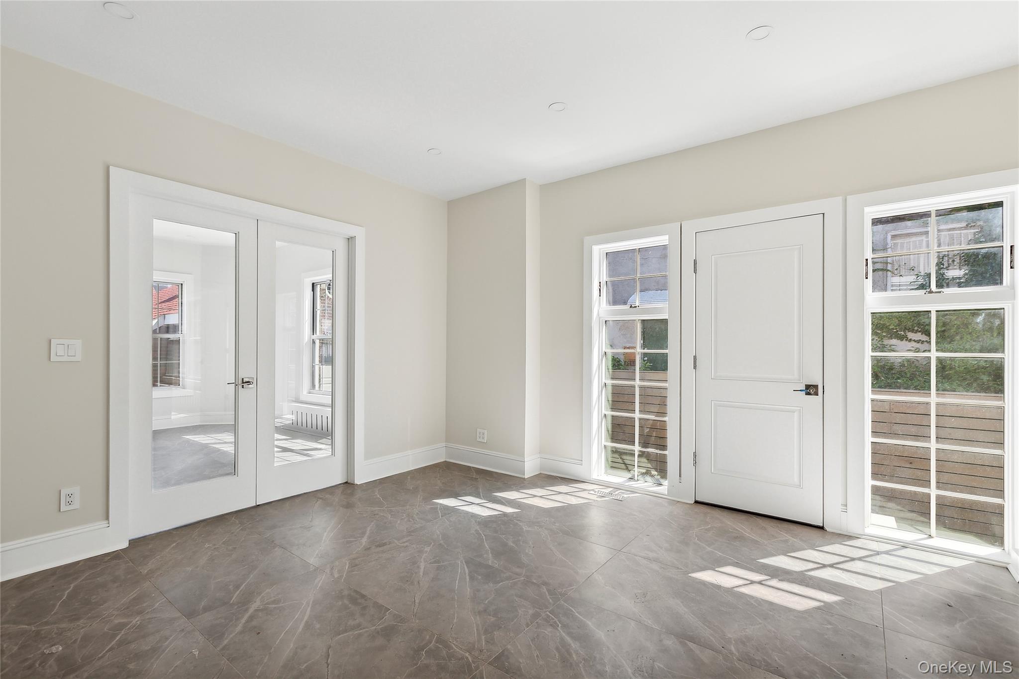 #11 photo, 65 W Beech Street, नासाउ काउंटी Long Beach , NY 11561