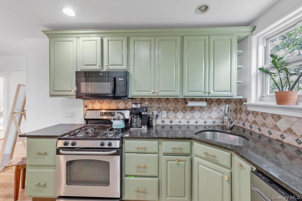 #10 photo, 73-20 263rd Street, Glen Oaks , NY 11004