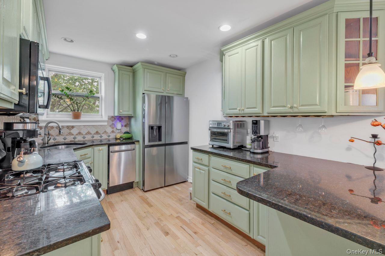 #9 photo, 73-20 263rd Street, Glen Oaks , NY 11004