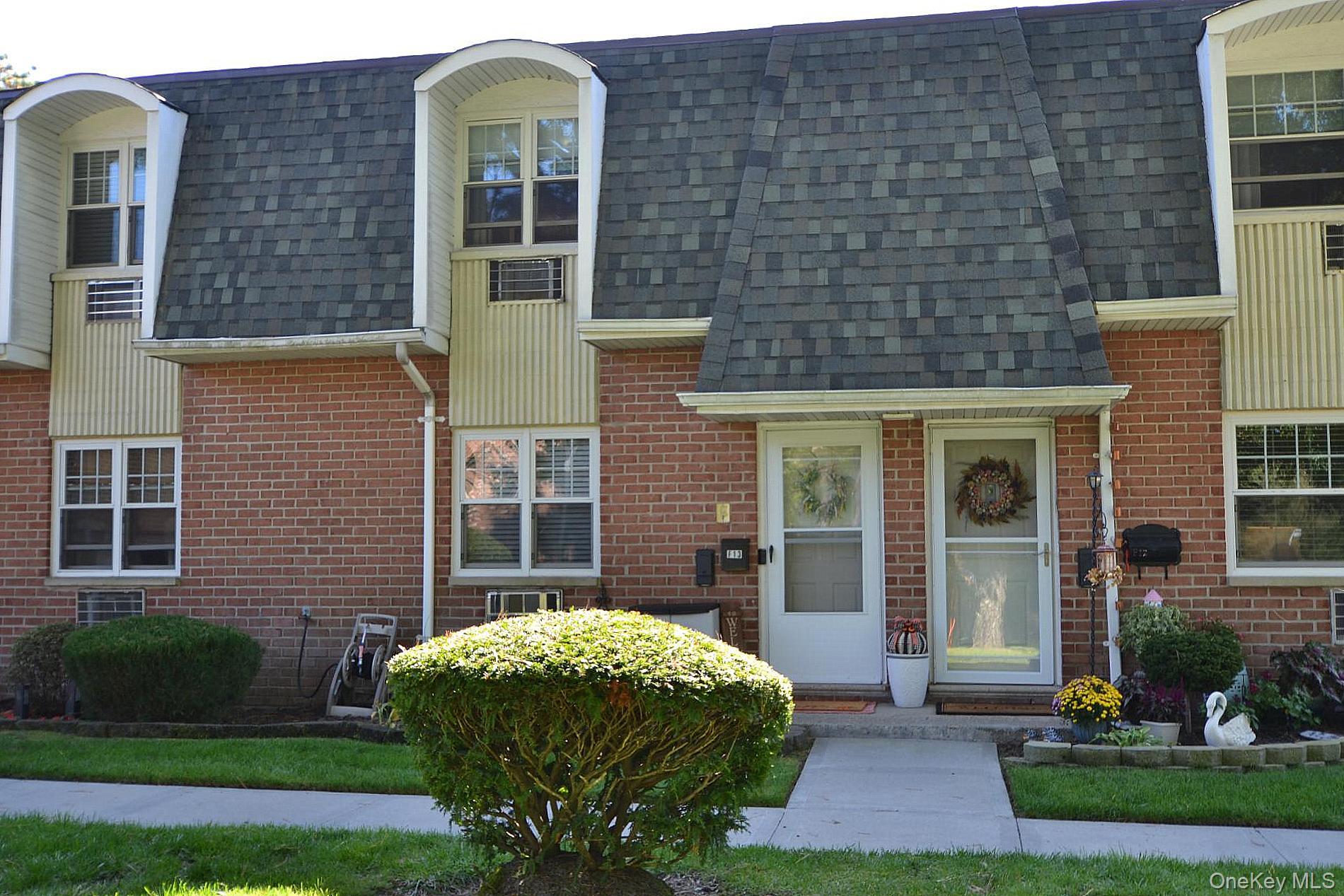 #1 photo, 18 Glen Hollow Drive, サフォーク郡 Holtsville , NY 11742