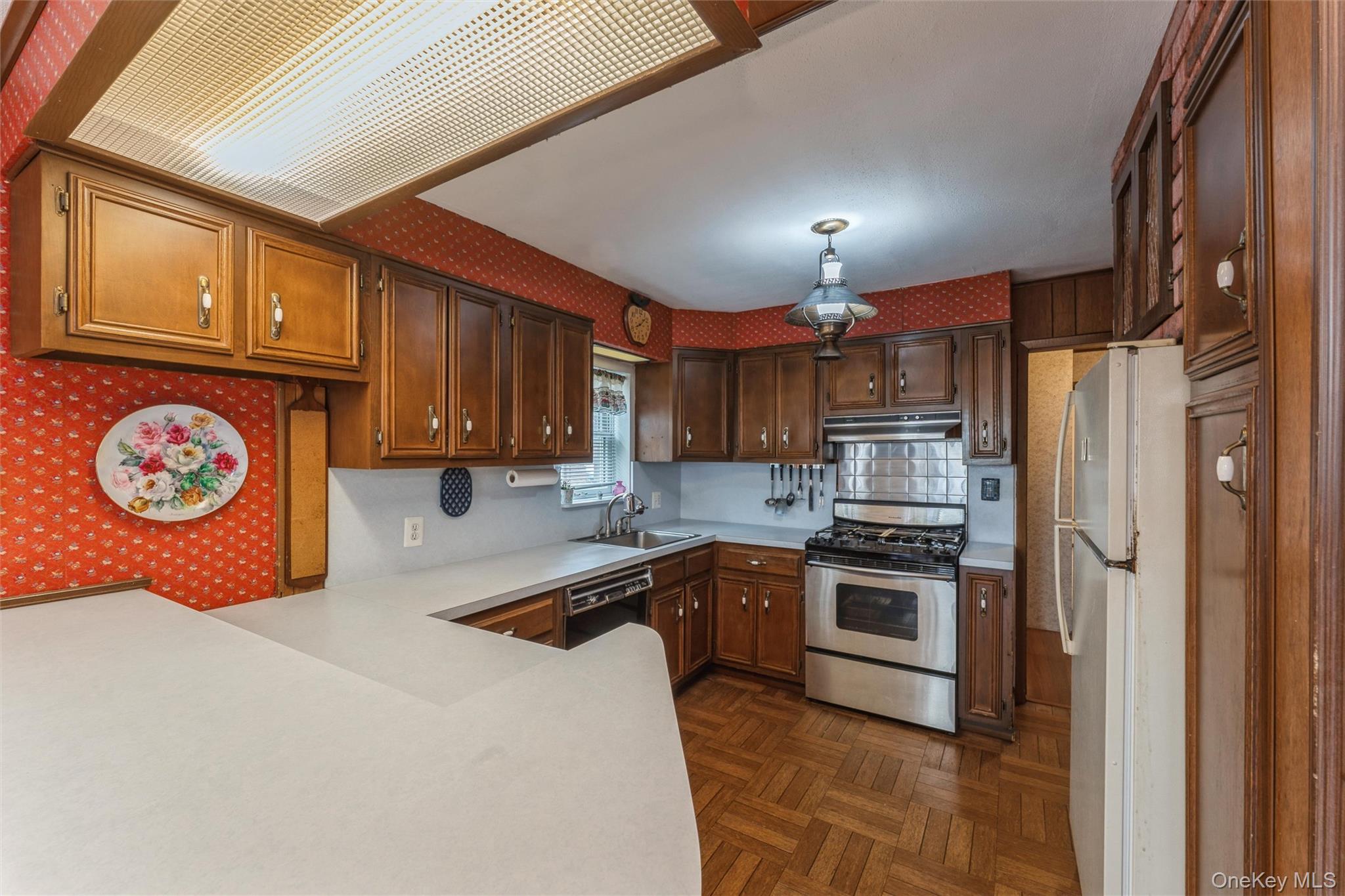 #12 photo, 596 Foch Boulevard, Williston Park , NY 11596