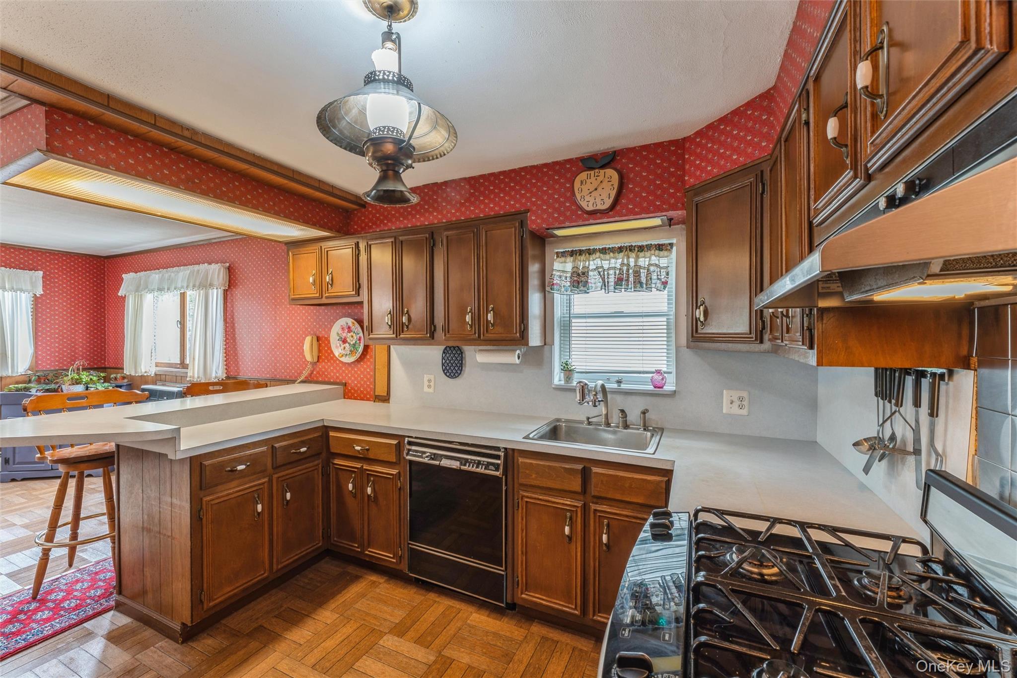 #14 photo, 596 Foch Boulevard, Williston Park , NY 11596