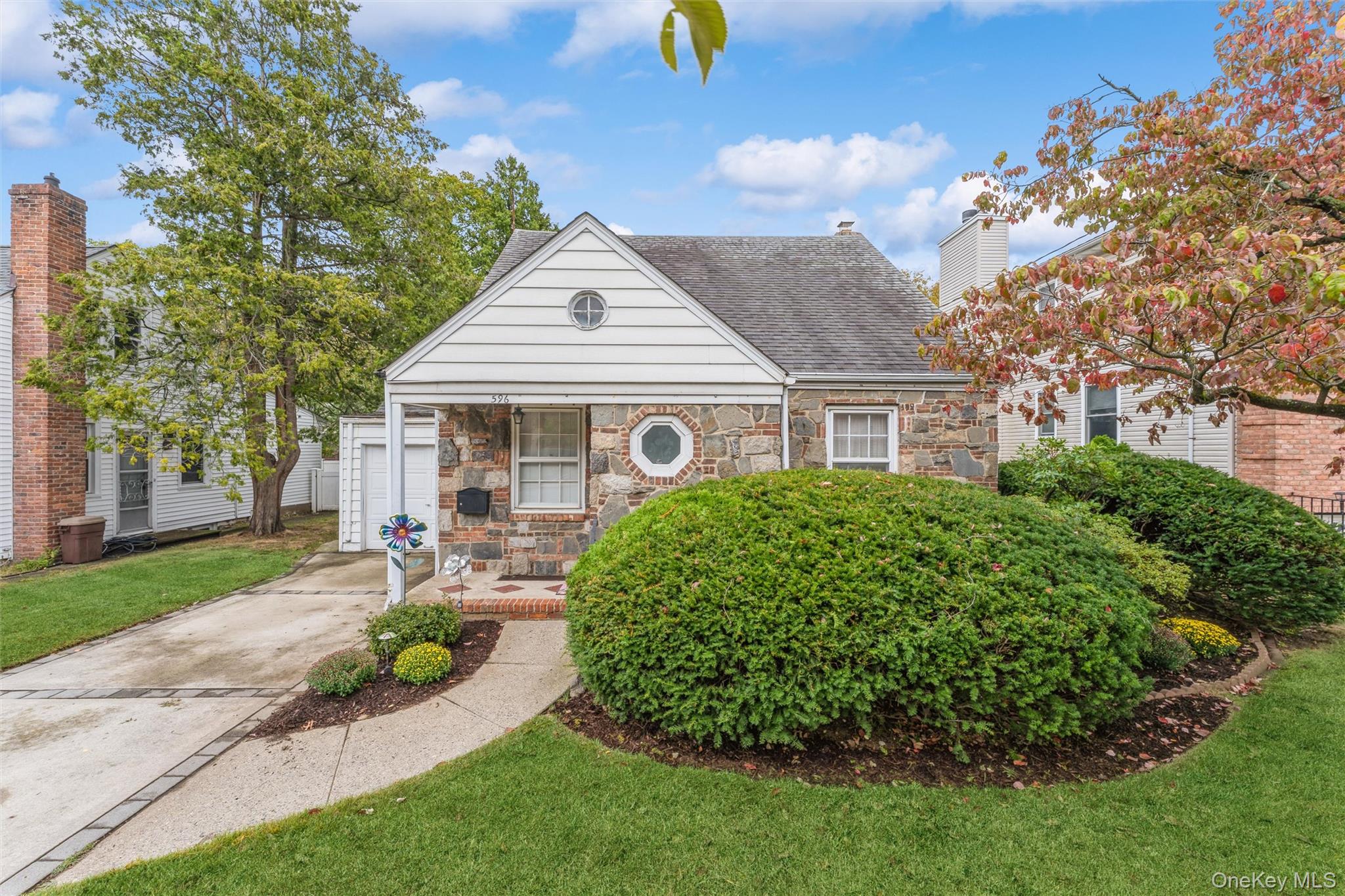 #2 photo, 596 Foch Boulevard, Williston Park , NY 11596