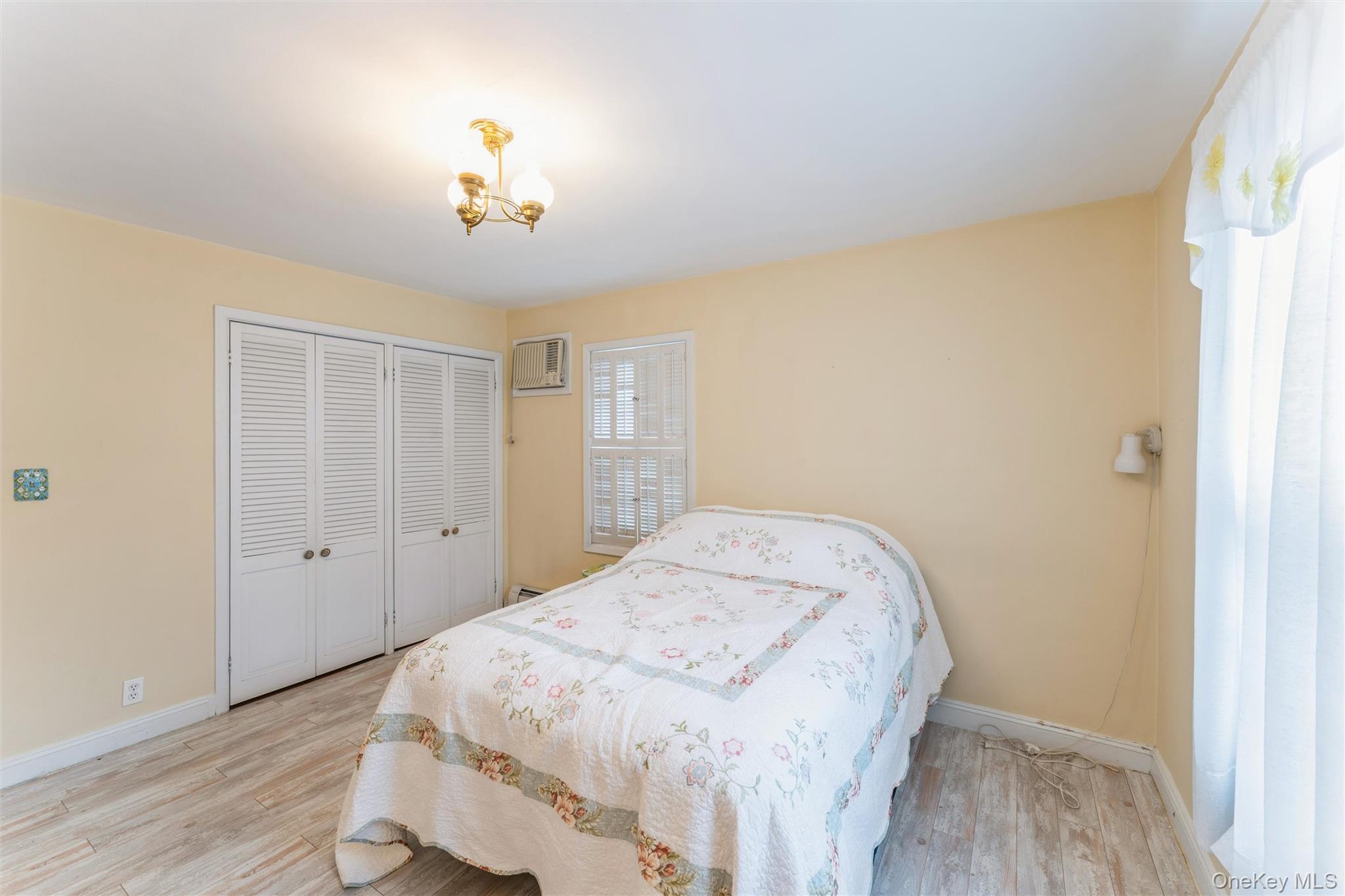 #7 photo, 596 Foch Boulevard, Williston Park , NY 11596