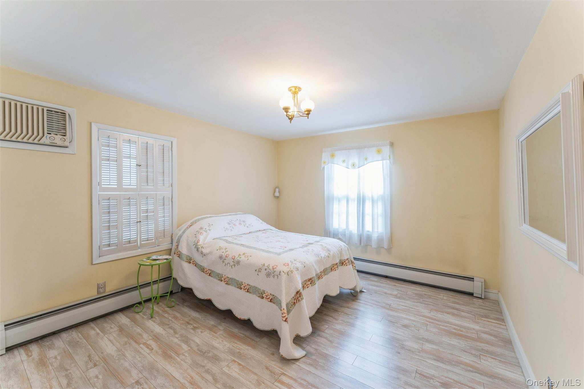 #8 photo, 596 Foch Boulevard, Williston Park , NY 11596