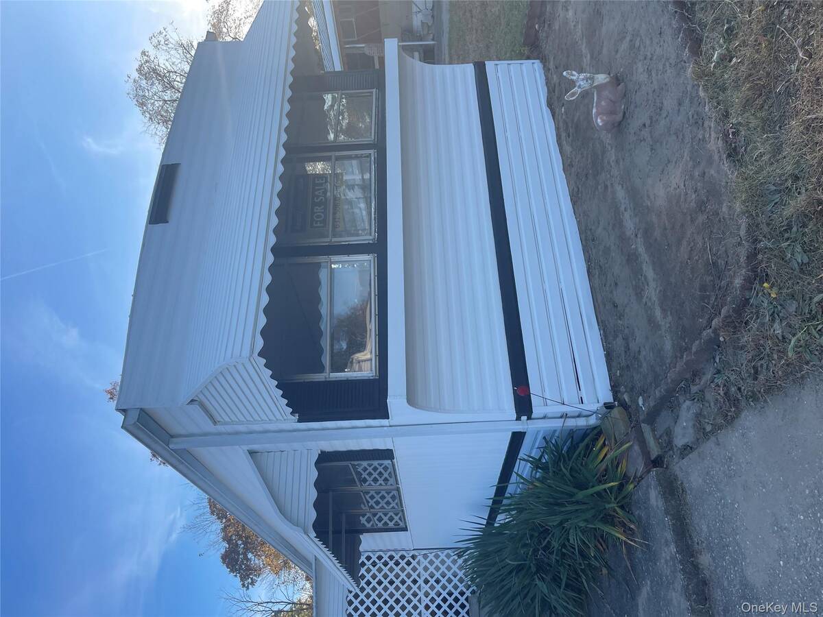 #8 photo, 1661 Old Country Road, #308, Riverhead , NY 11901