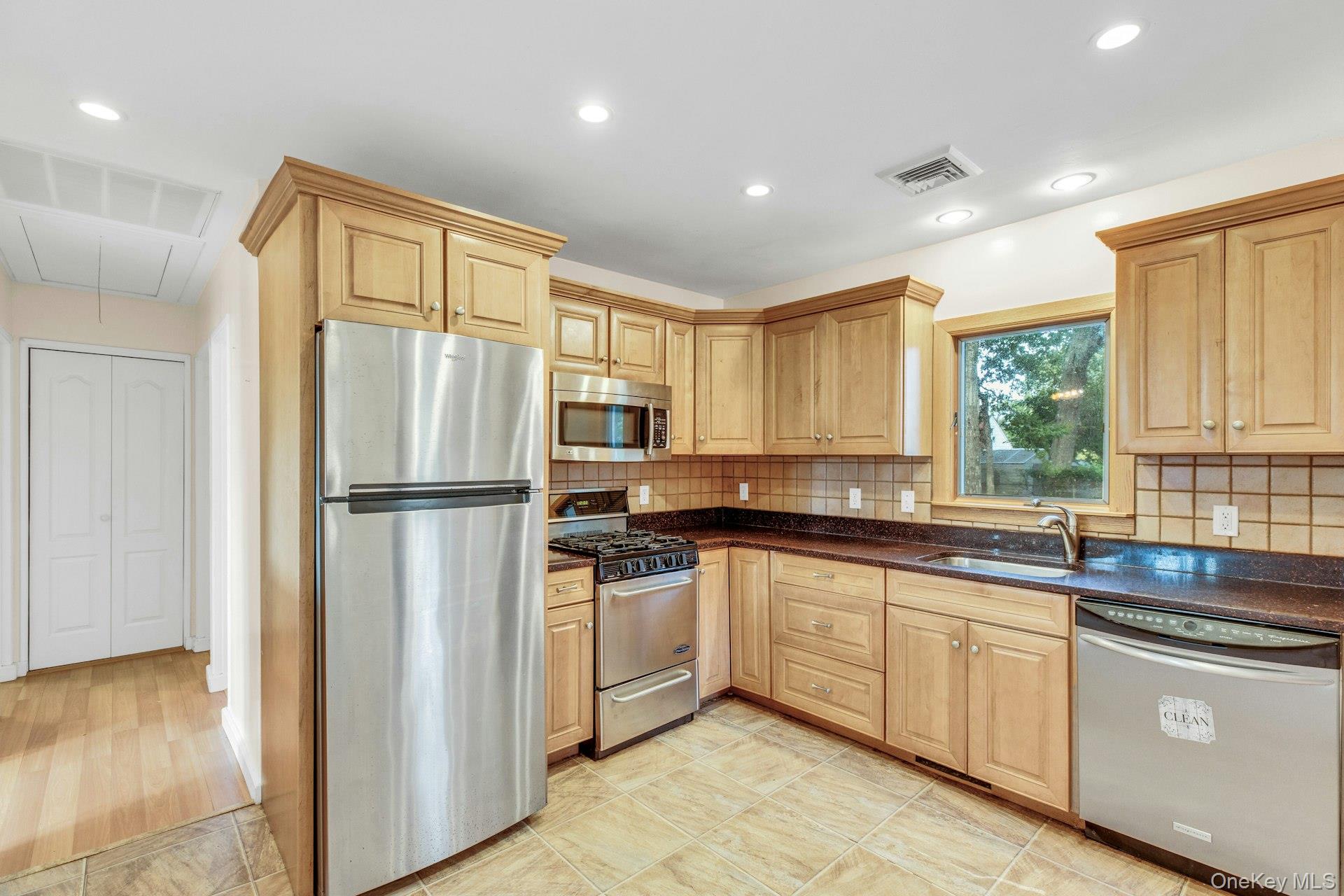 #3 photo, 130 Sylvan Avenue, サフォーク郡 Flanders , NY 11901