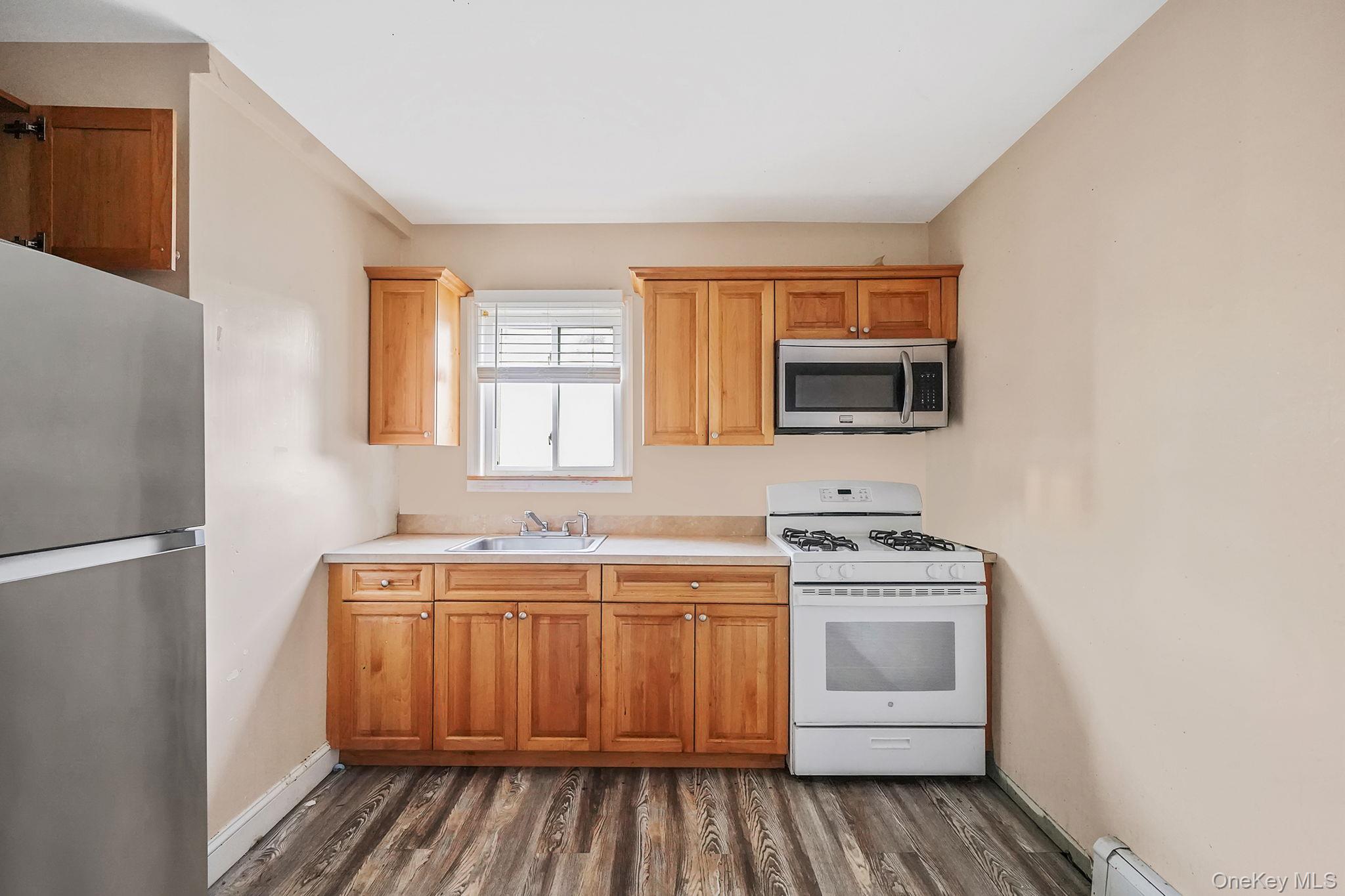 #10 photo, 110 2nd Avenue, Bay Shore , NY 11706