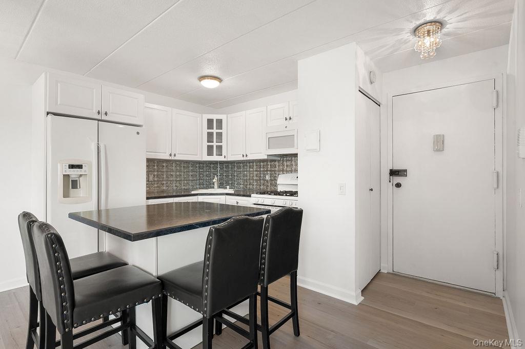 #4 photo, 666 Pelham Road, New Rochelle , NY 10805