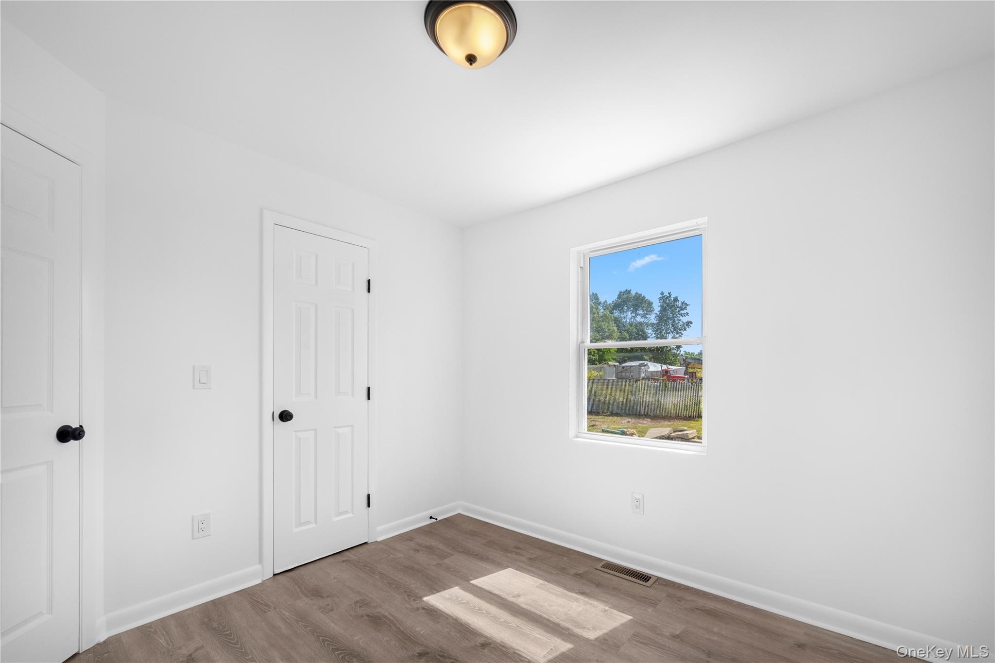 #10 photo, 8 N Clinton Street, サフォーク郡 Center Moriches , NY 11934