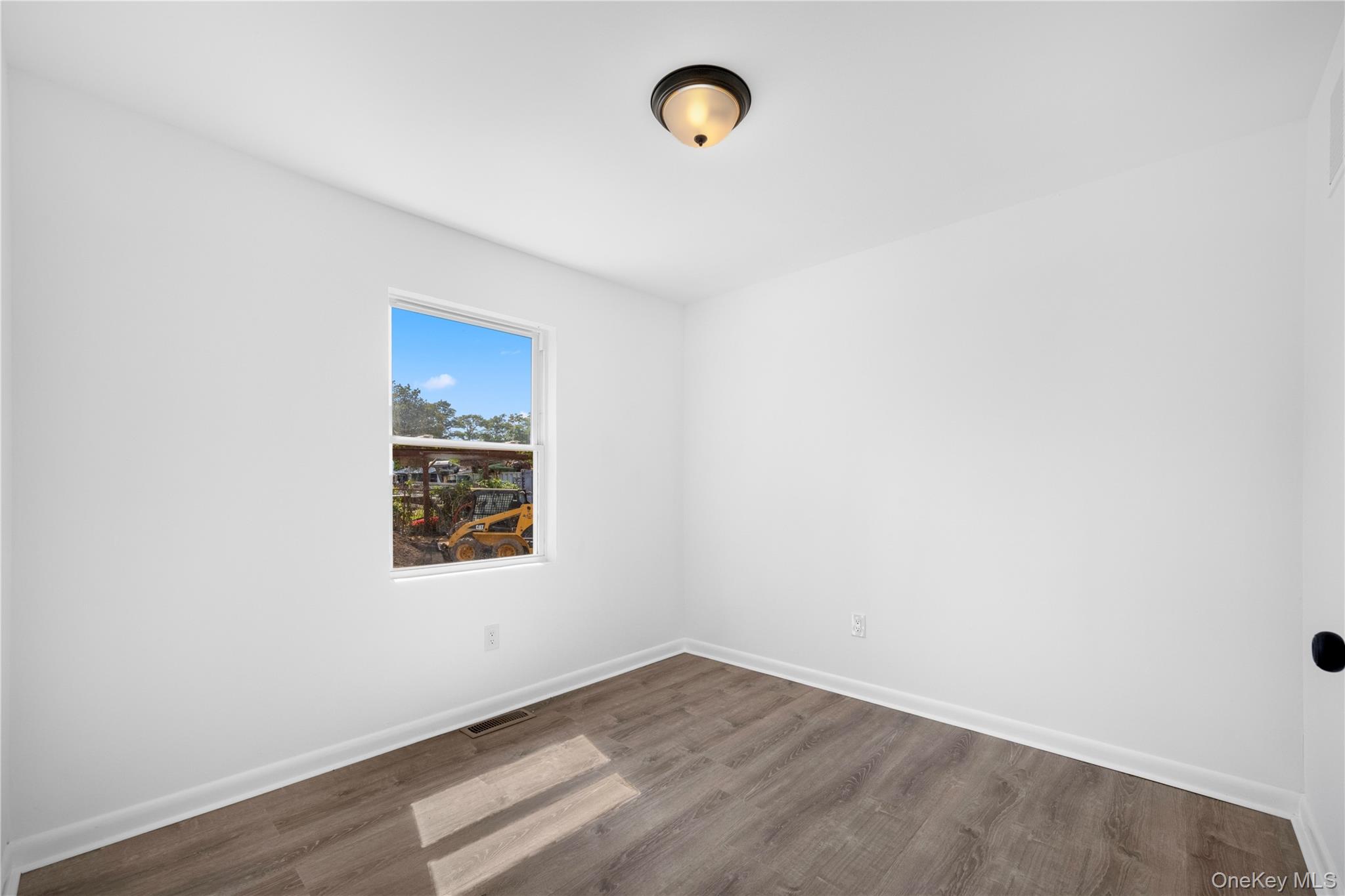 #11 photo, 8 N Clinton Street, サフォーク郡 Center Moriches , NY 11934