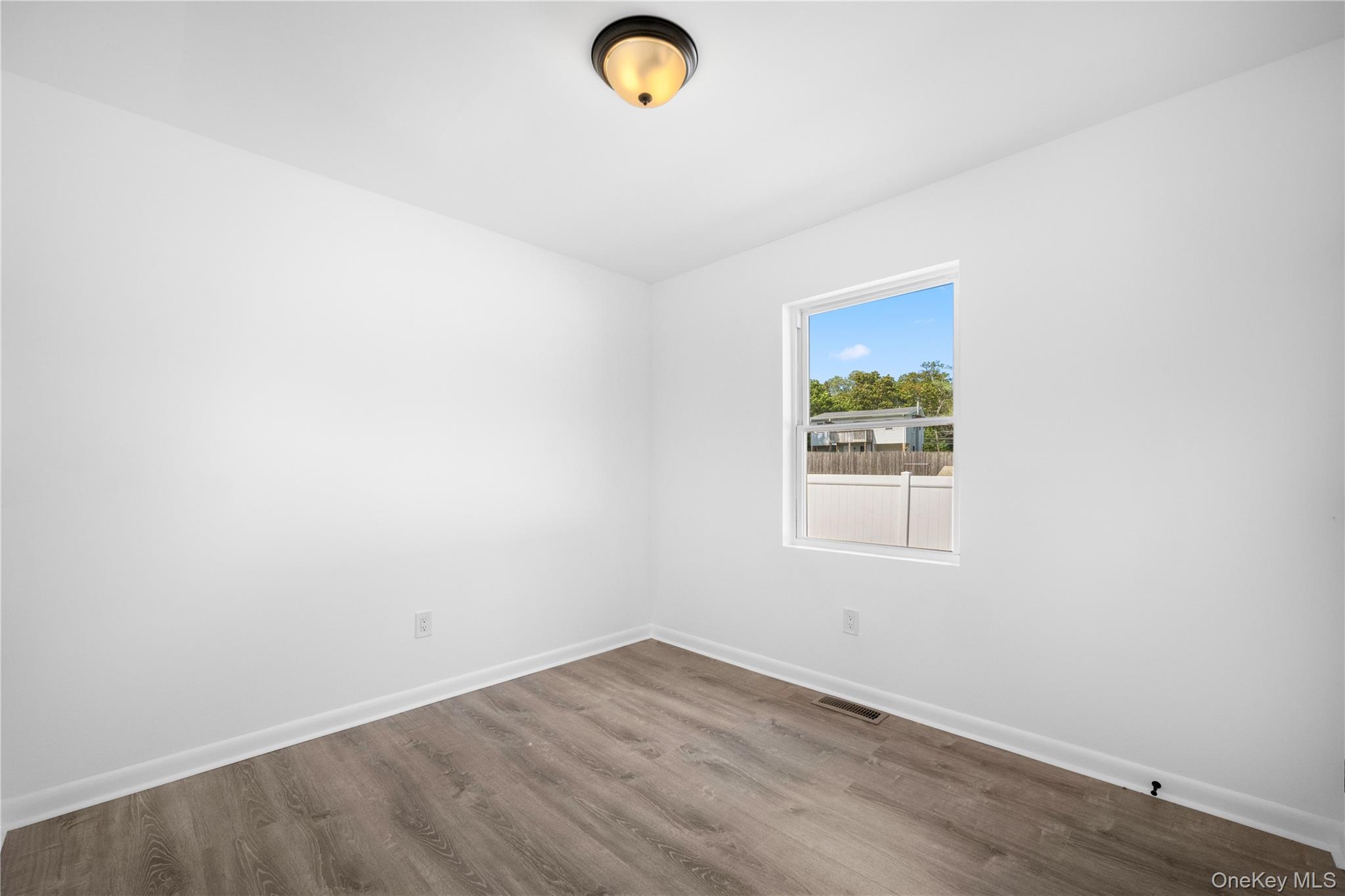 #12 photo, 8 N Clinton Street, サフォーク郡 Center Moriches , NY 11934