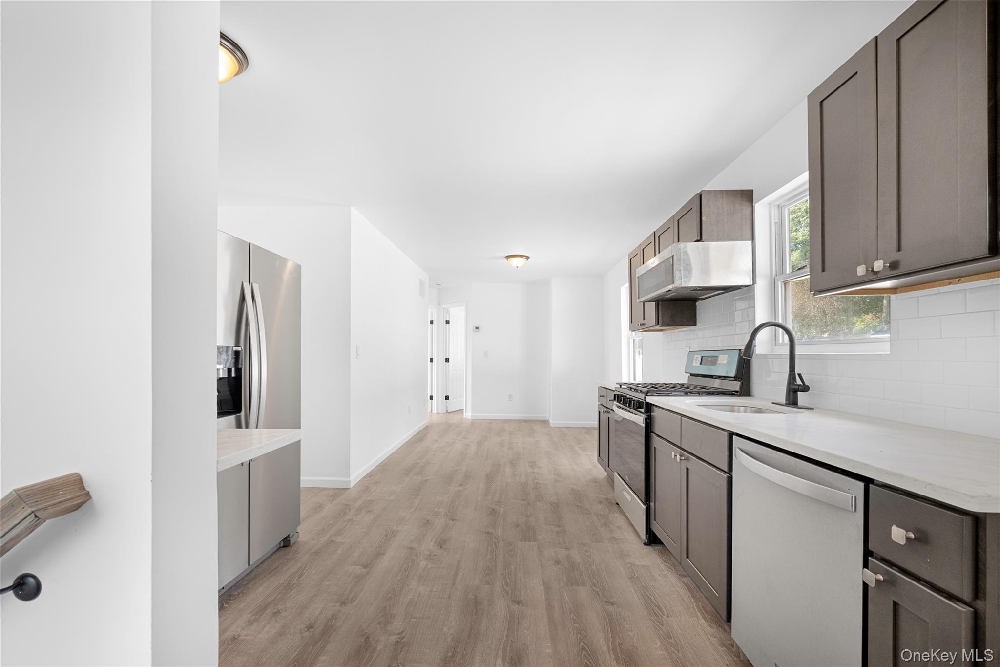 #2 photo, 8 N Clinton Street, サフォーク郡 Center Moriches , NY 11934