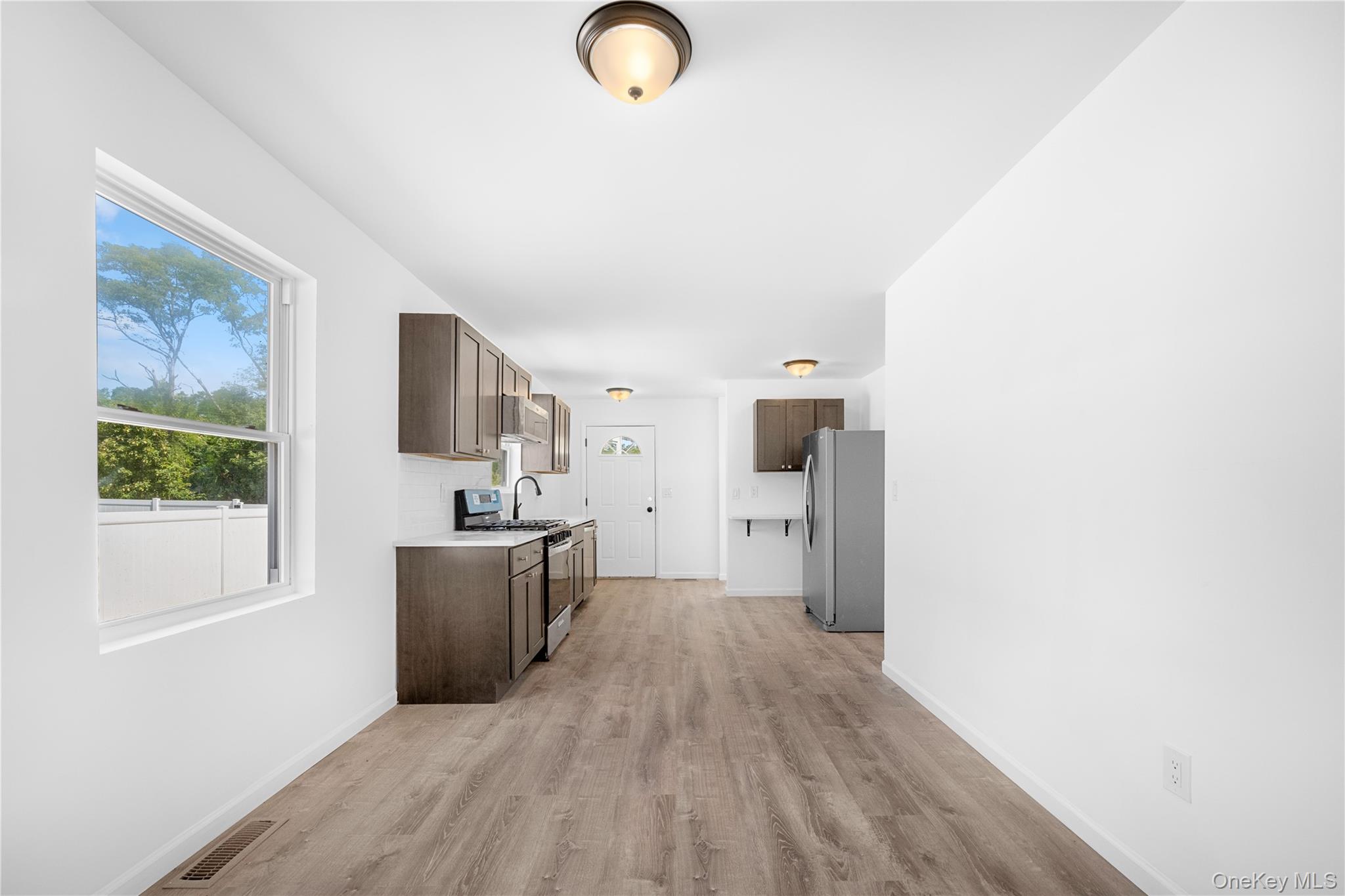 #3 photo, 8 N Clinton Street, サフォーク郡 Center Moriches , NY 11934