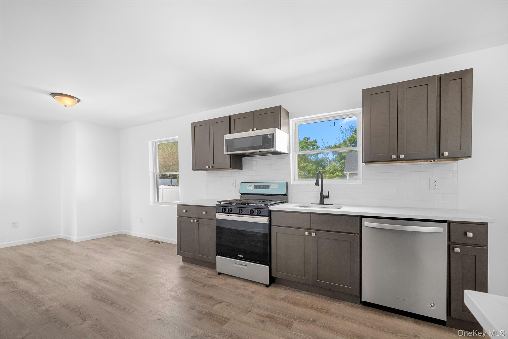 #4 photo, 8 N Clinton Street, サフォーク郡 Center Moriches , NY 11934