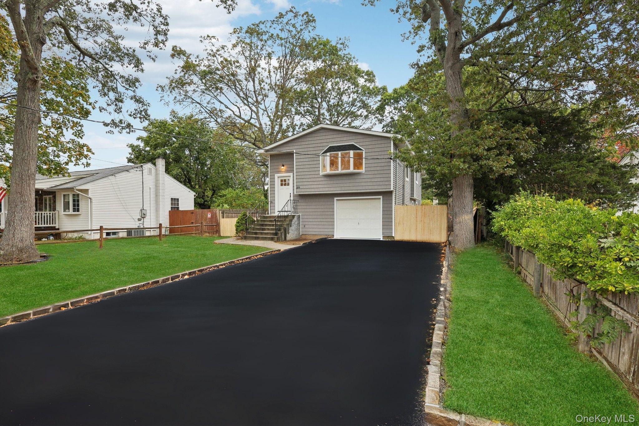 #1 photo, 109 Rexmere Avenue, सफ़ोक काउंटी Farmingville , NY 11738