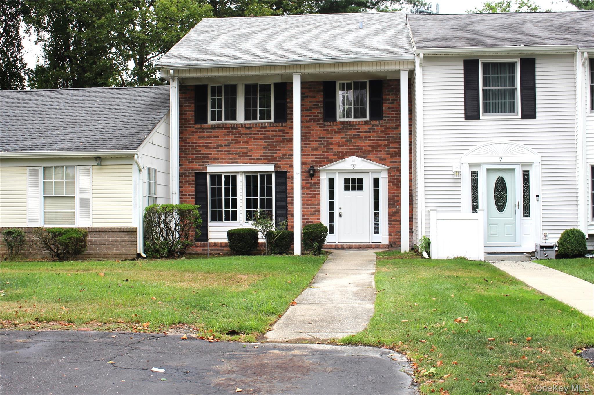 #1 photo, 8 Lexington Court, サフォーク郡 Coram , NY 11727