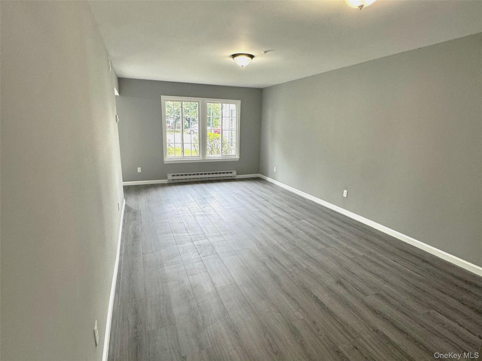 #3 photo, 8 Lexington Court, サフォーク郡 Coram , NY 11727