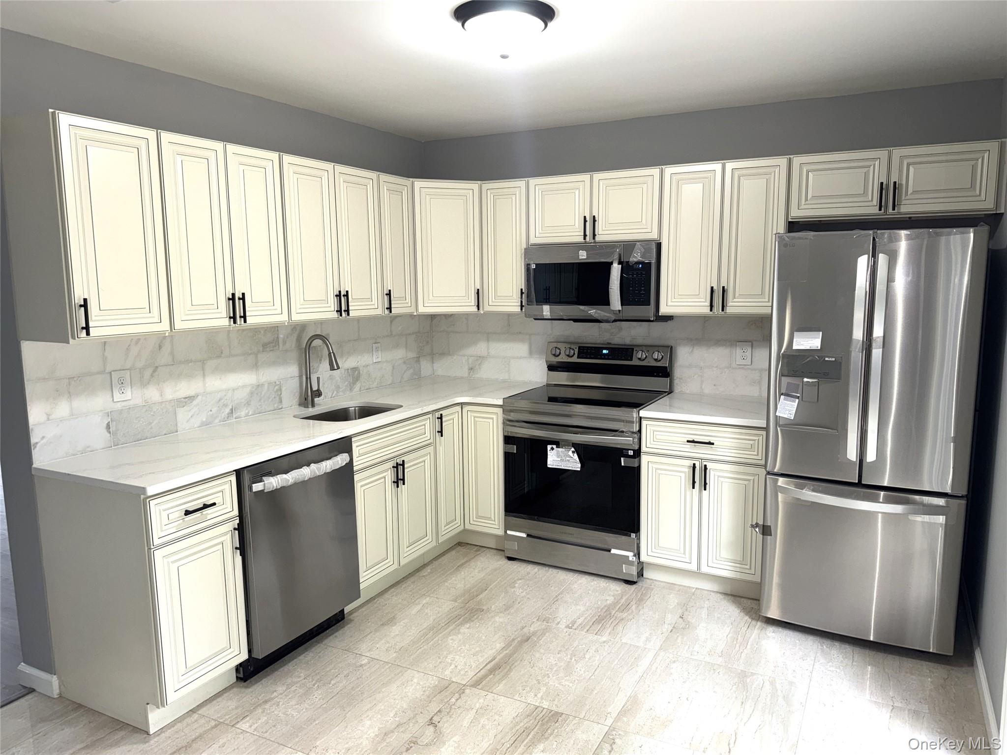 #4 photo, 8 Lexington Court, サフォーク郡 Coram , NY 11727