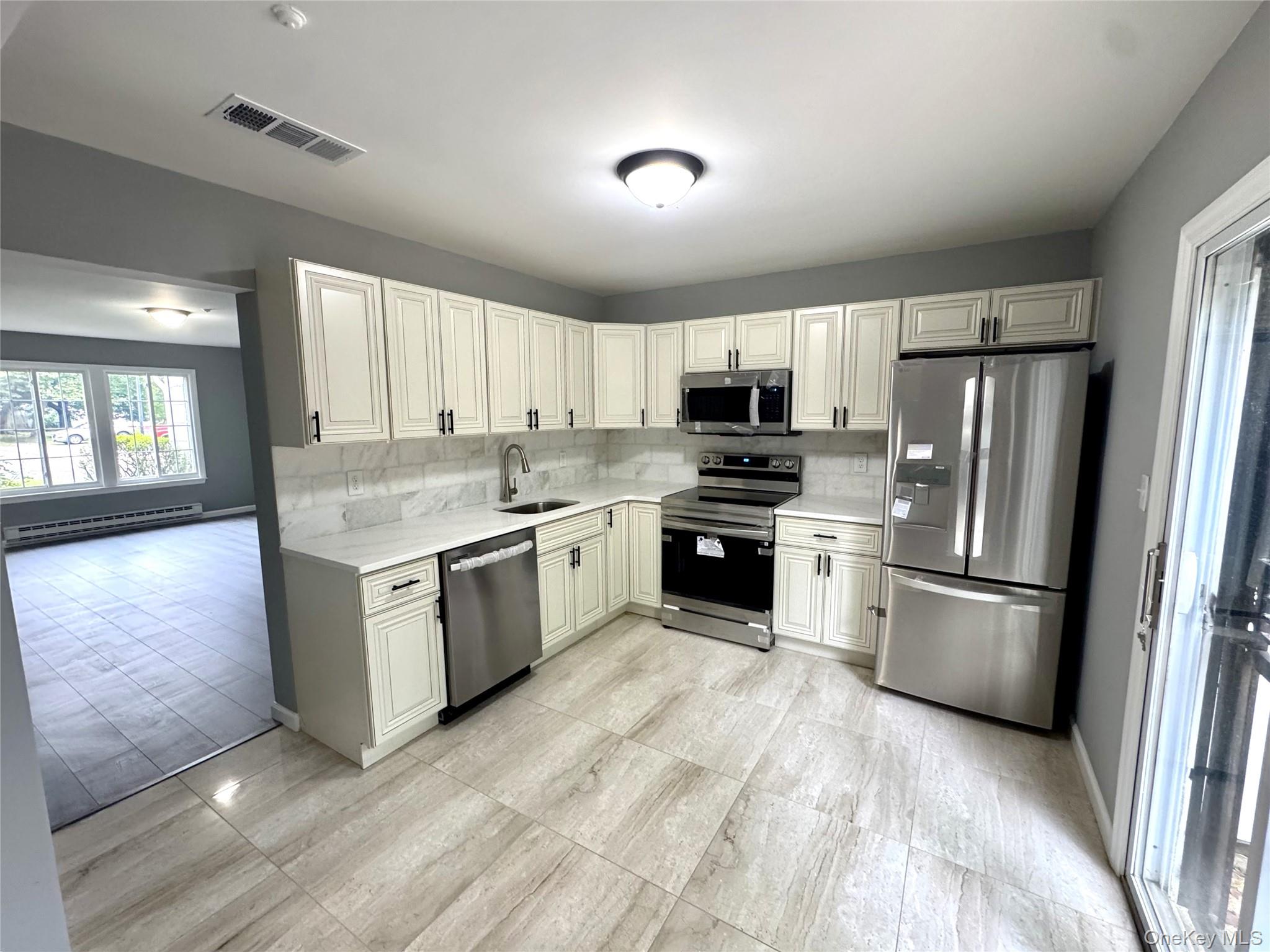 #5 photo, 8 Lexington Court, サフォーク郡 Coram , NY 11727