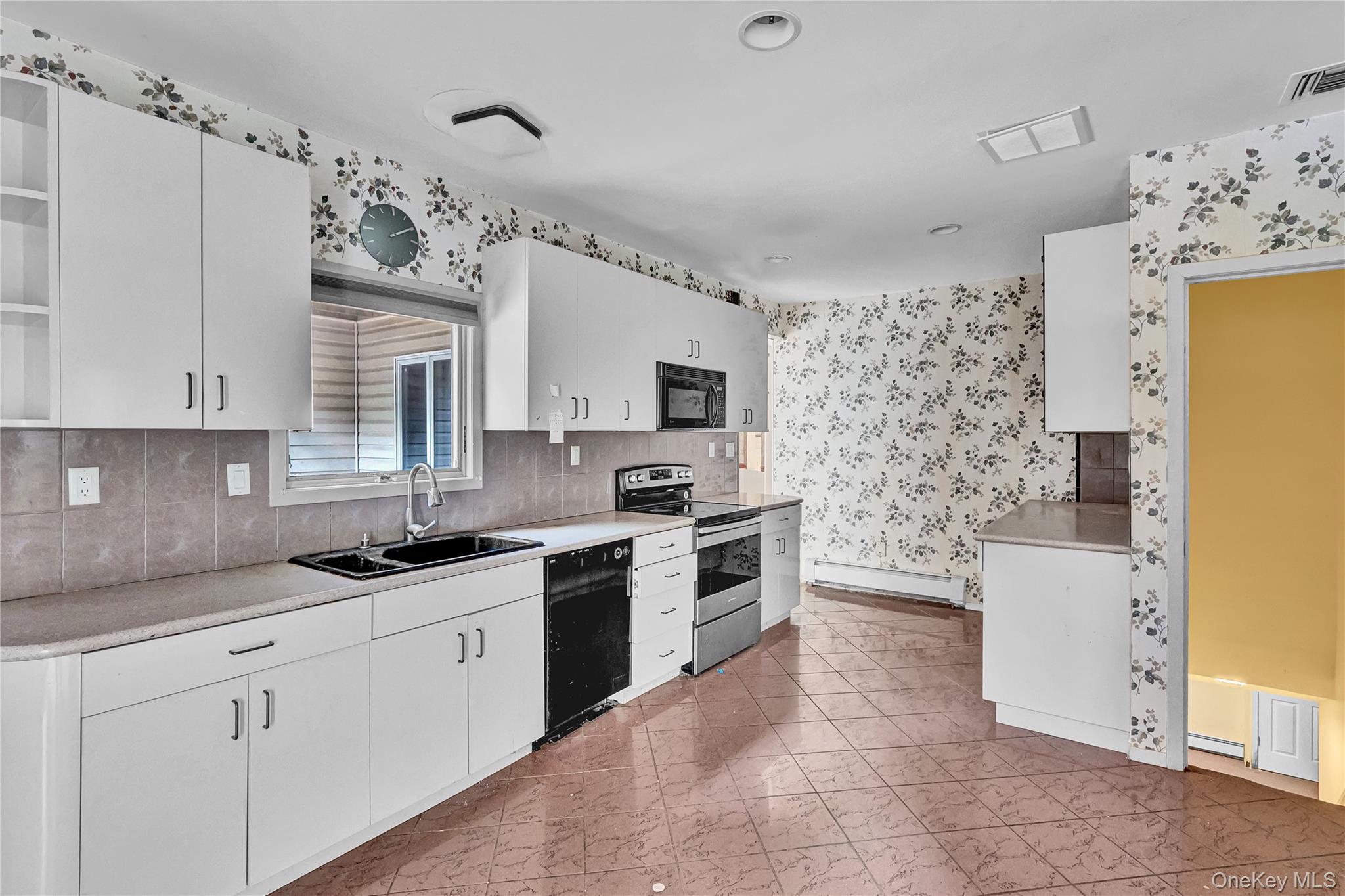 #5 photo, 1 Oakleaf Court, Huntington , NY 11743