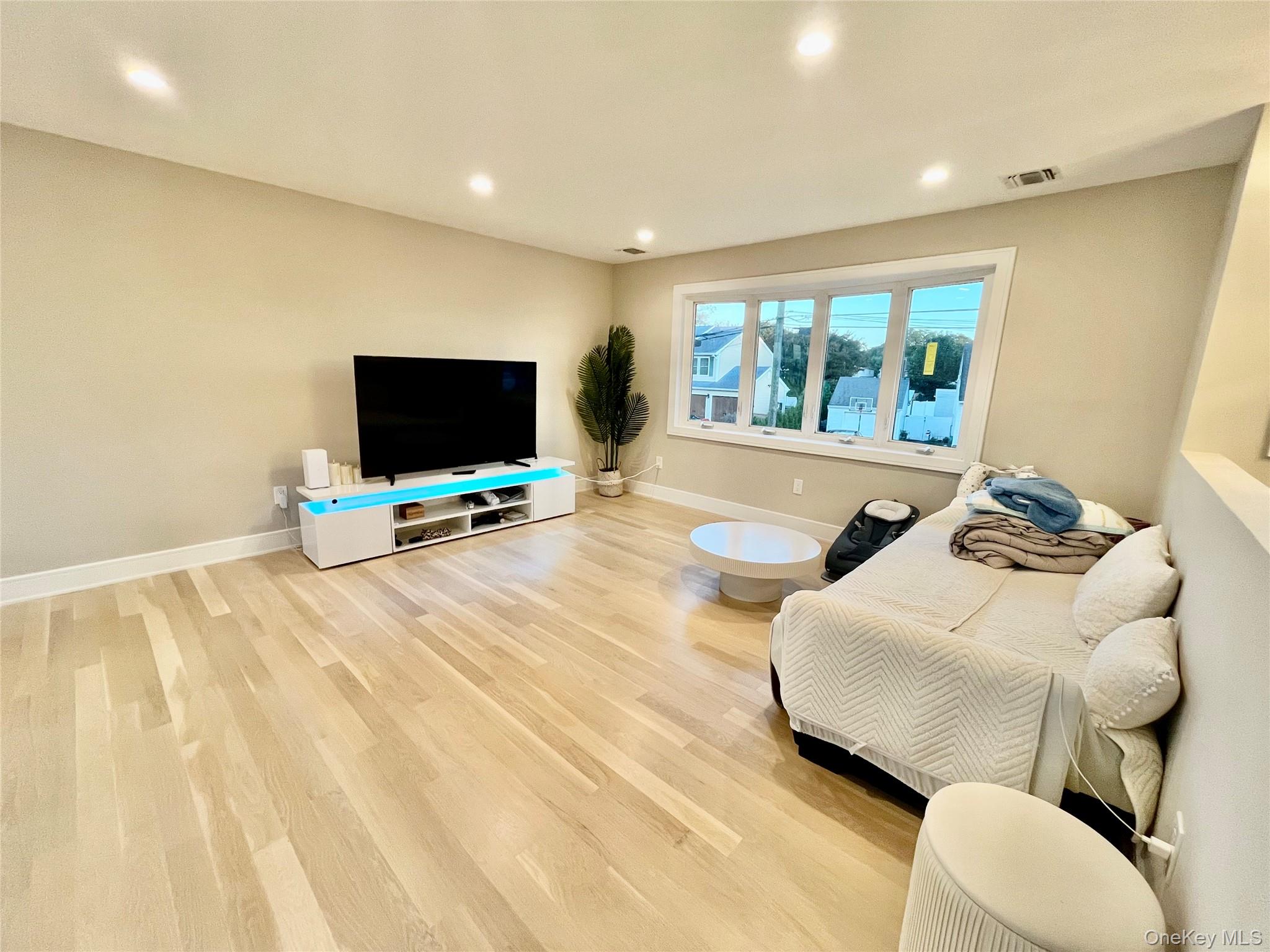 #14 photo, 322 Kansas Street, Lindenhurst , NY 11757