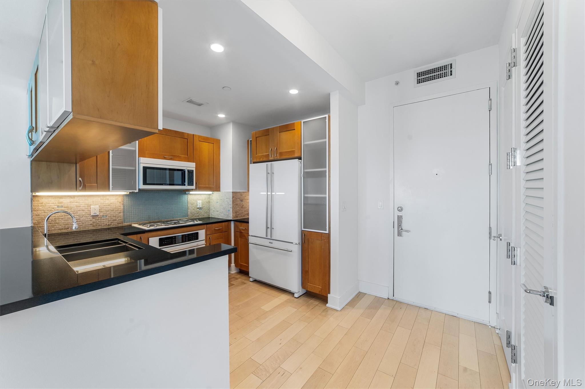 #4 photo, 175 Huguenot Street, New Rochelle , NY 10801