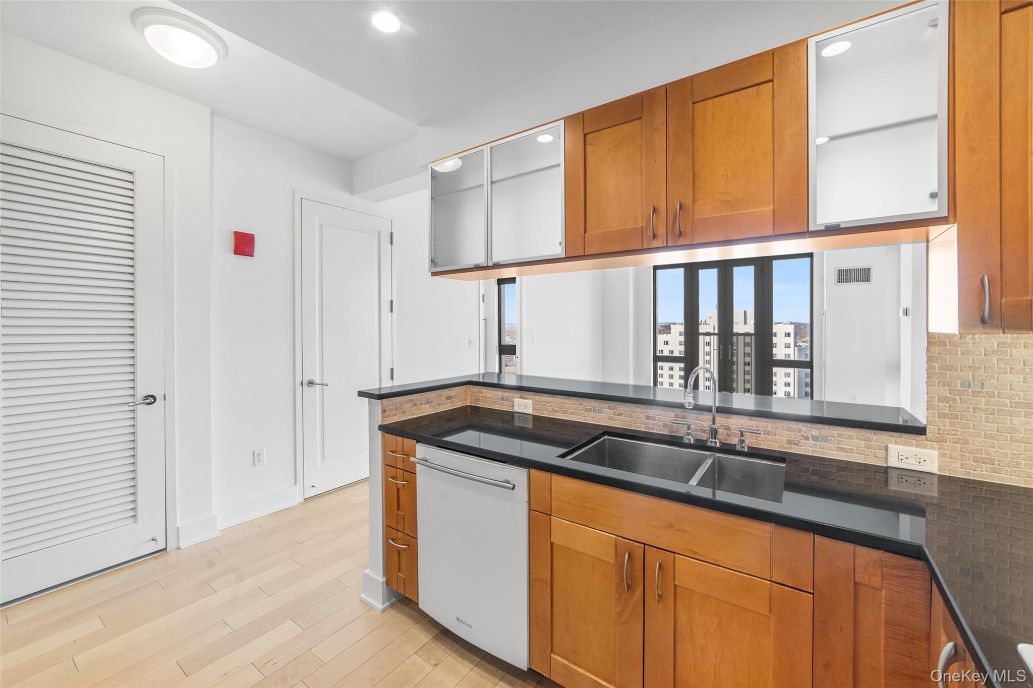 #5 photo, 175 Huguenot Street, New Rochelle , NY 10801