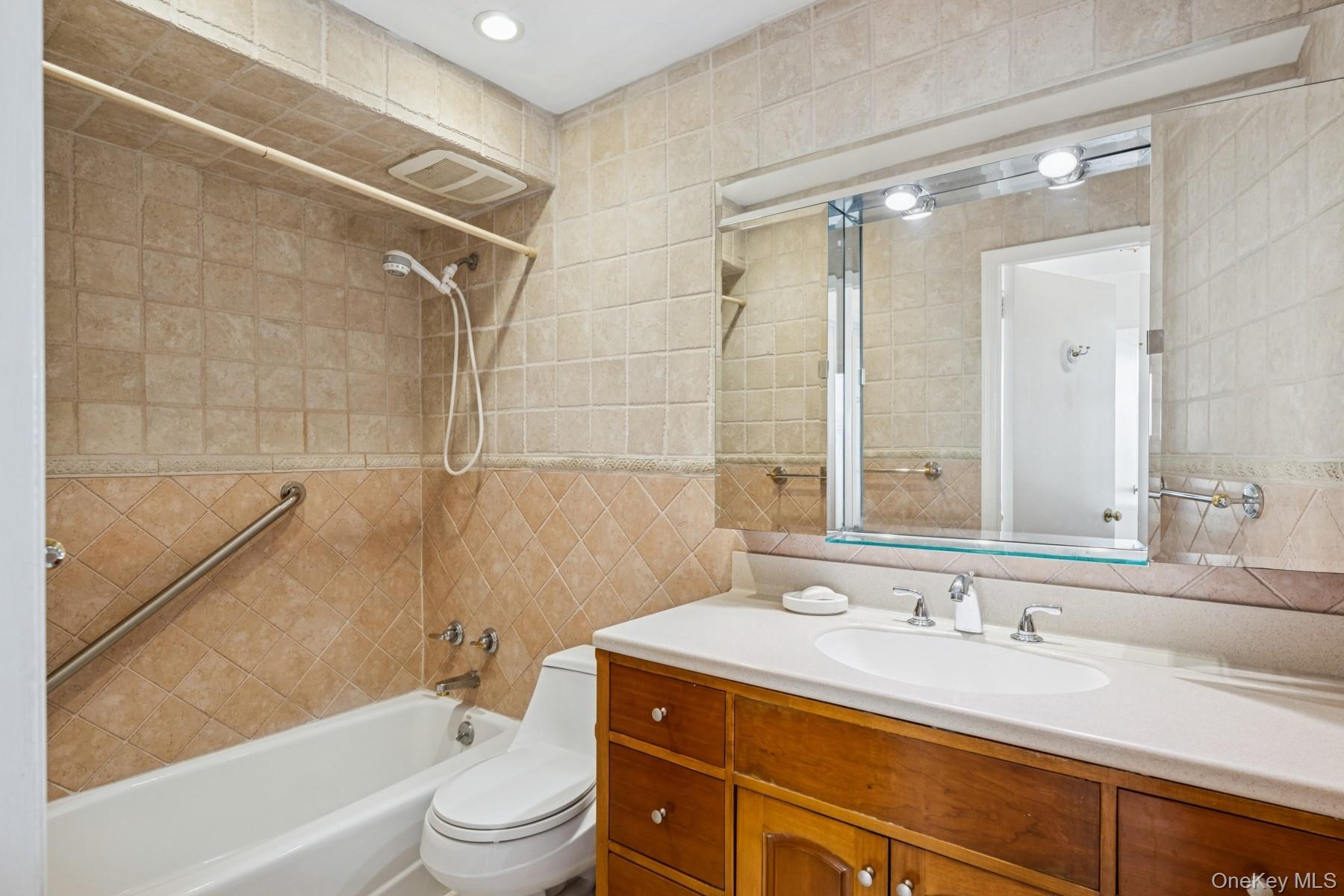 #18 photo, 166-41 Powells Cove Boulevard, Beechhurst , NY 11357