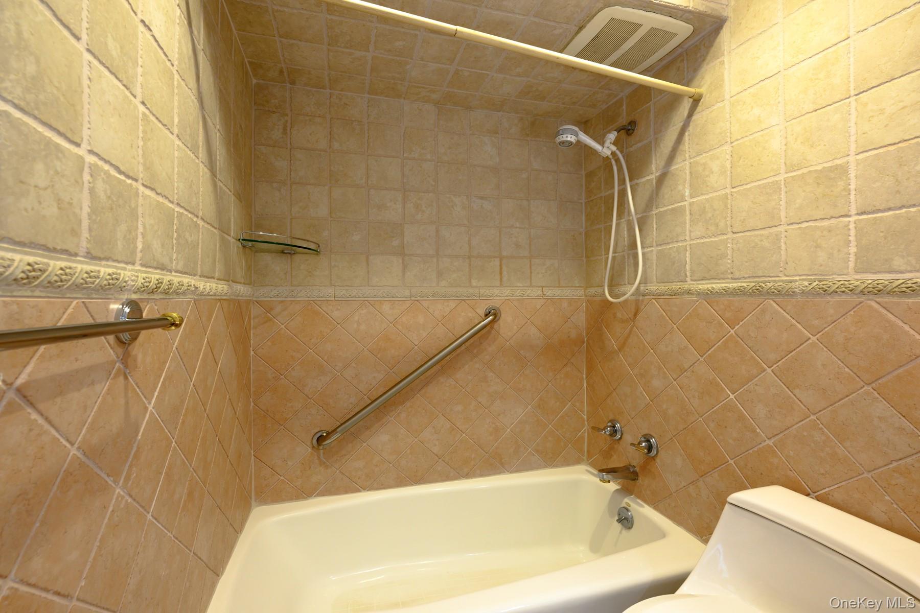 #19 photo, 166-41 Powells Cove Boulevard, Beechhurst , NY 11357