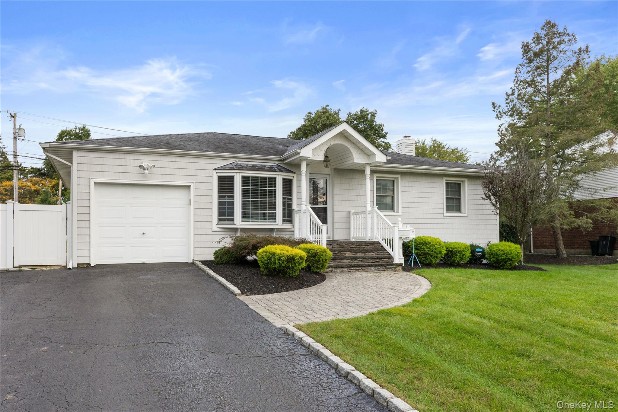 #1 photo, 19 Blue Spruce Lane, سوفولك Commack , NY 11725