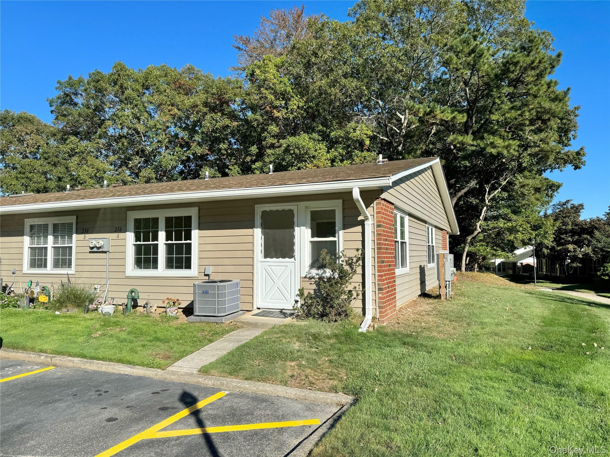 #1 photo, 258 Newcastle Court, 东长岛 Ridge , NY 11961