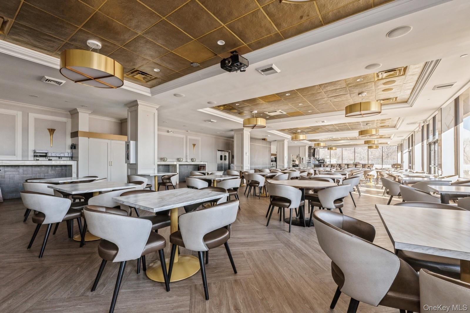 #17 photo, 27110 Grand Central Parkway, クイーンズ区 Floral Park , NY 11005