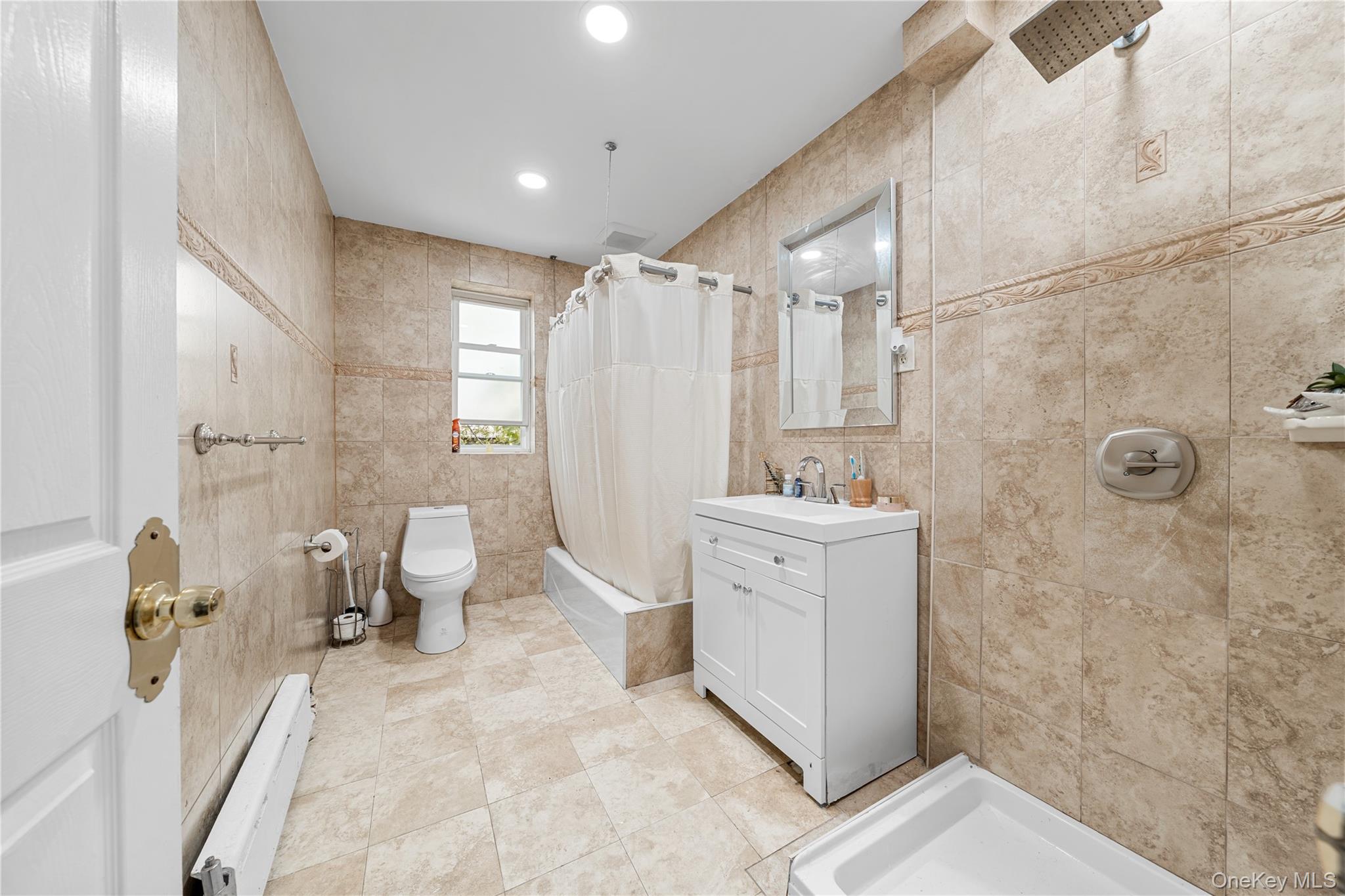 #13 photo, 3433 83rd Street, クイーンズ区 Jackson Heights , NY 11372