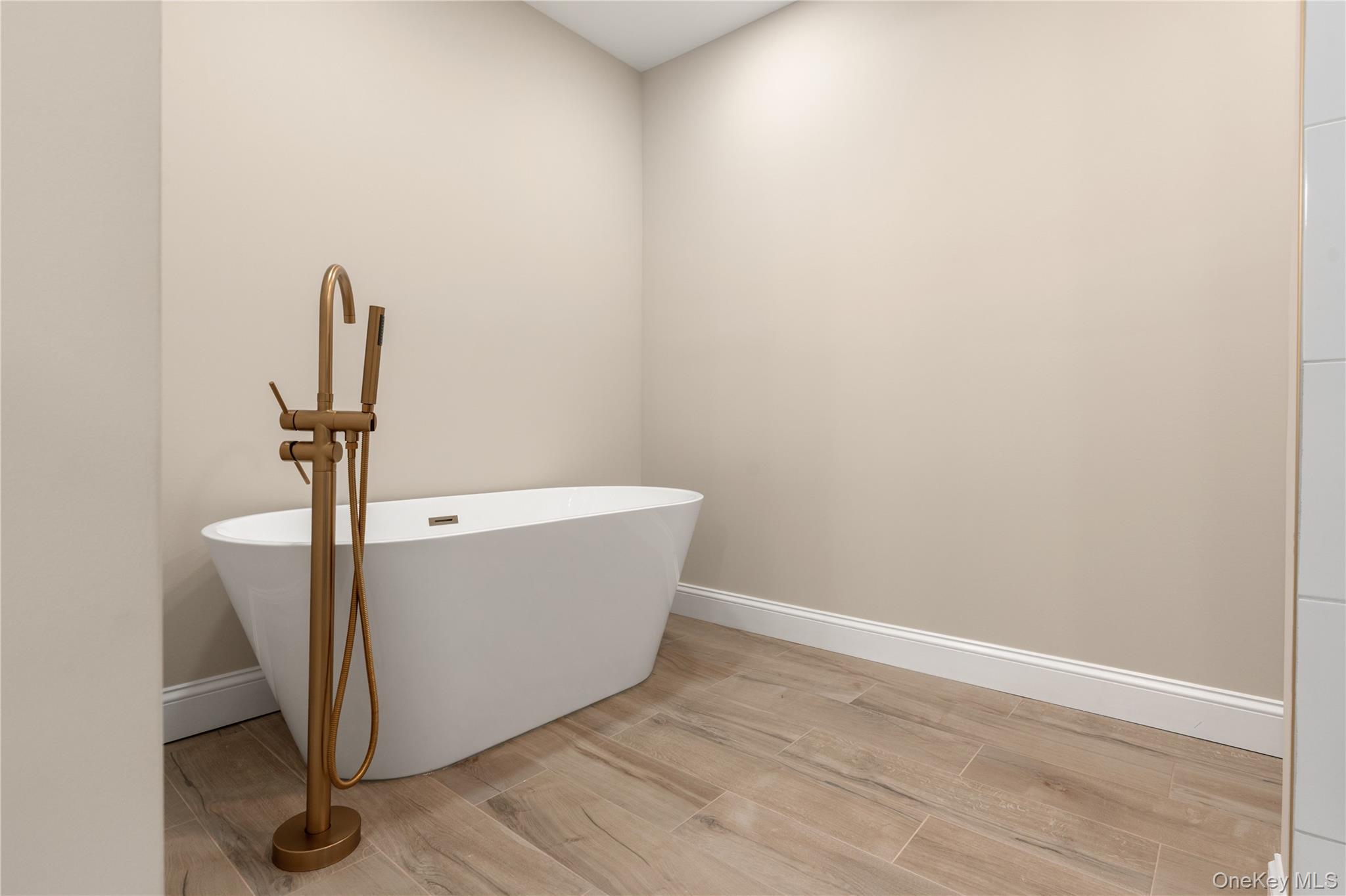 #17 photo, 4 Pine Street, Huntington , NY 11743