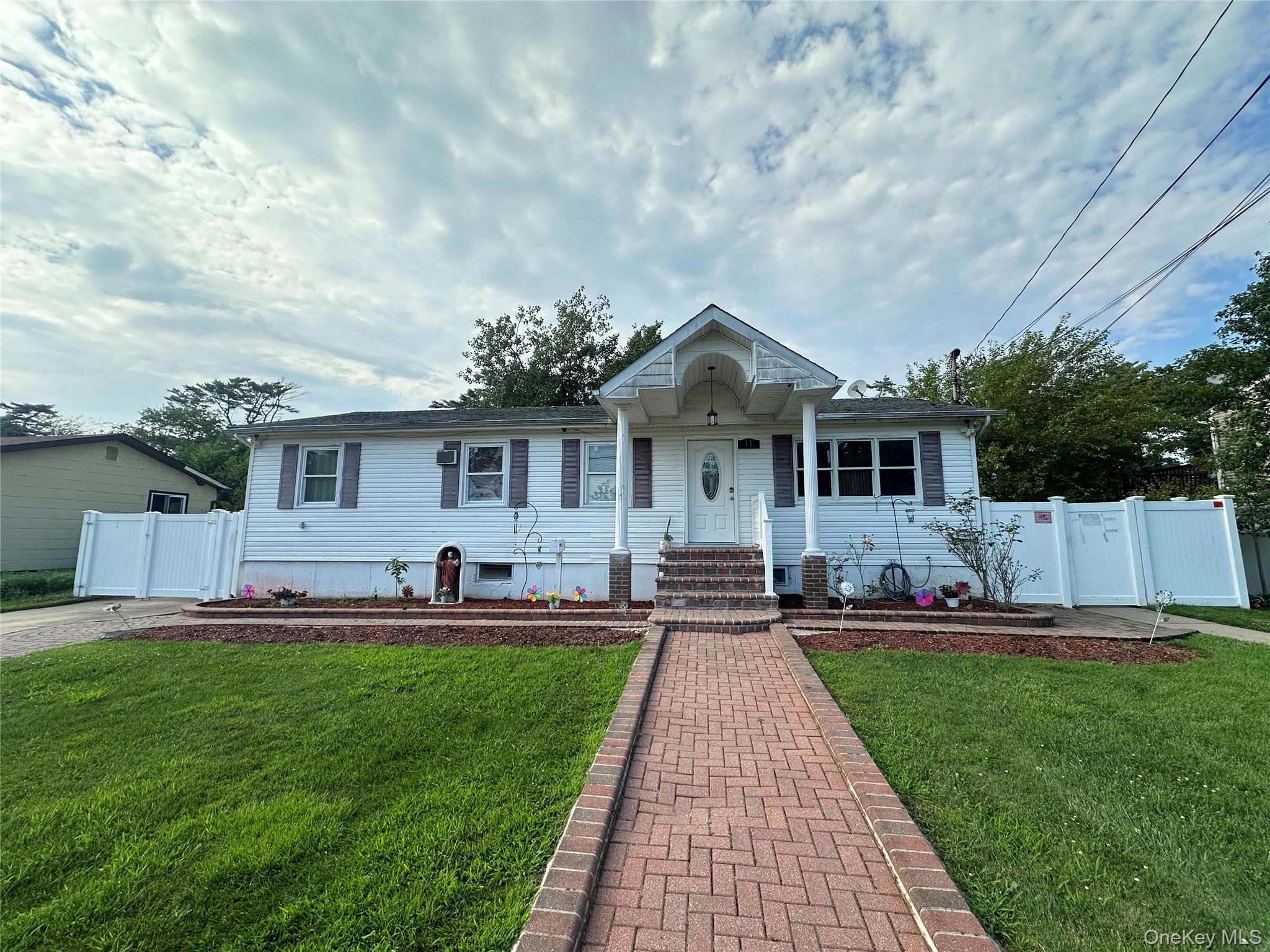 #1 photo, 11 Taft Street, Brentwood , NY 11717