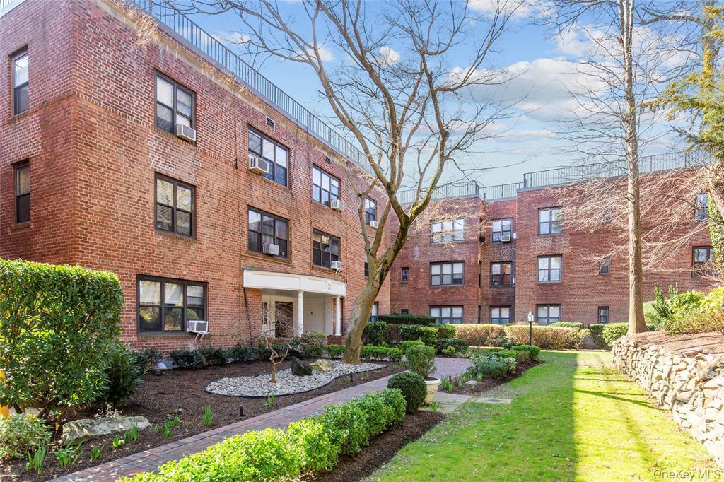 #1 photo, 2 Townhouse Place, Great Neck , NY 11021