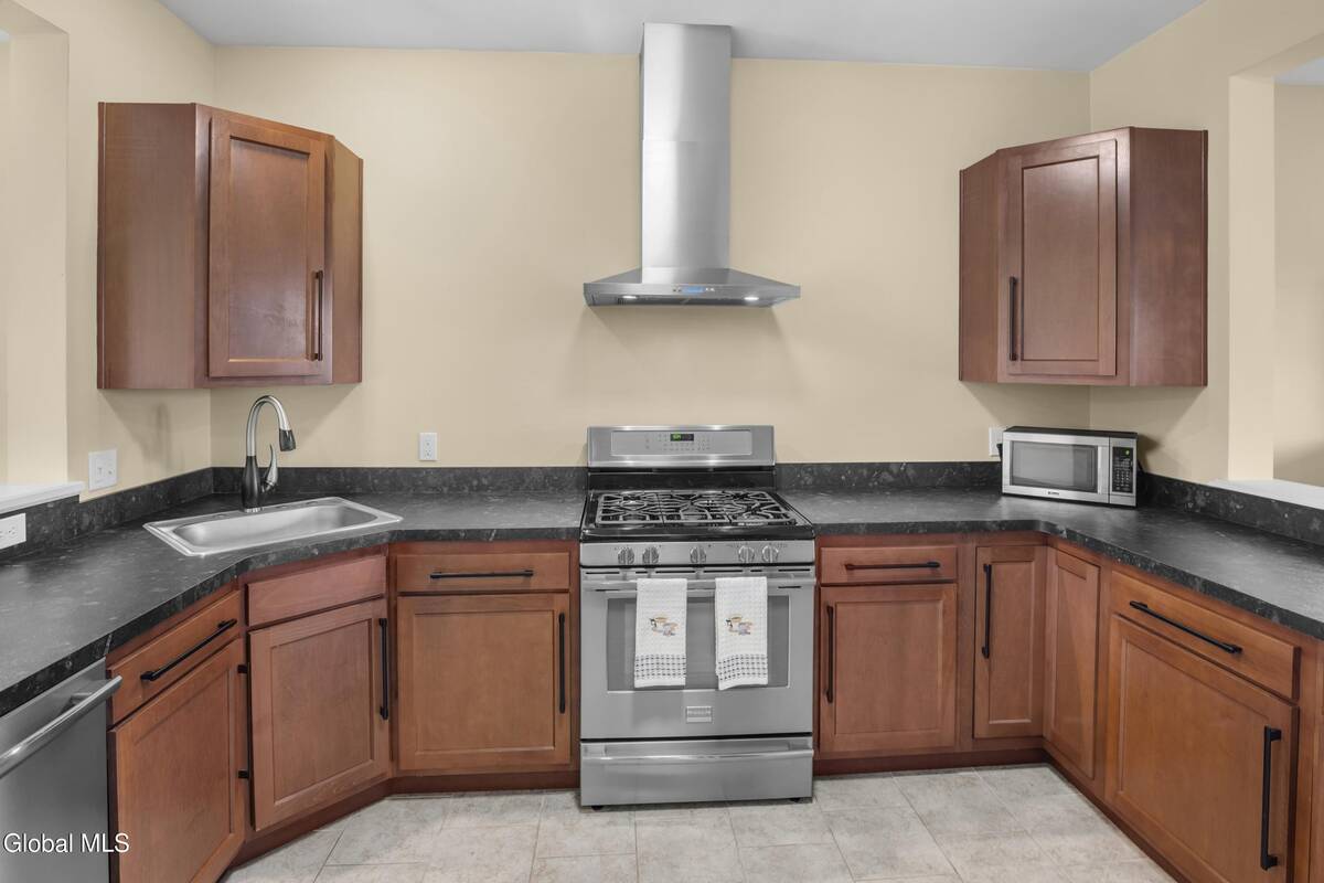 #11 photo, 17 Krug Place, Cohoes , NY 12047