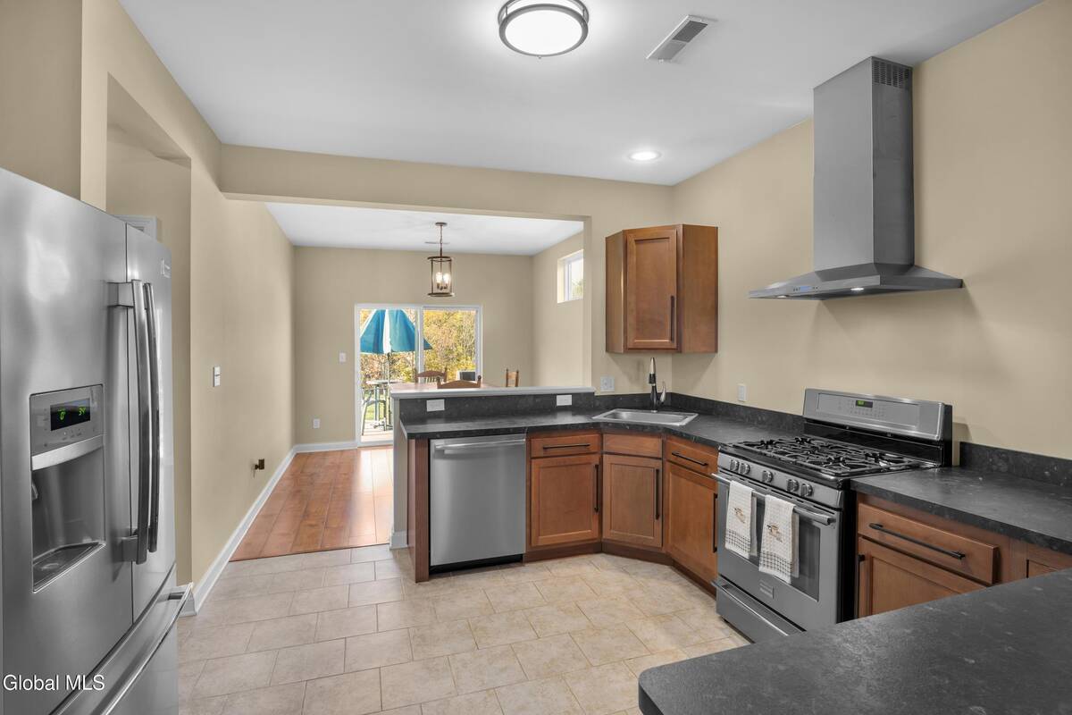 #9 photo, 17 Krug Place, Cohoes , NY 12047