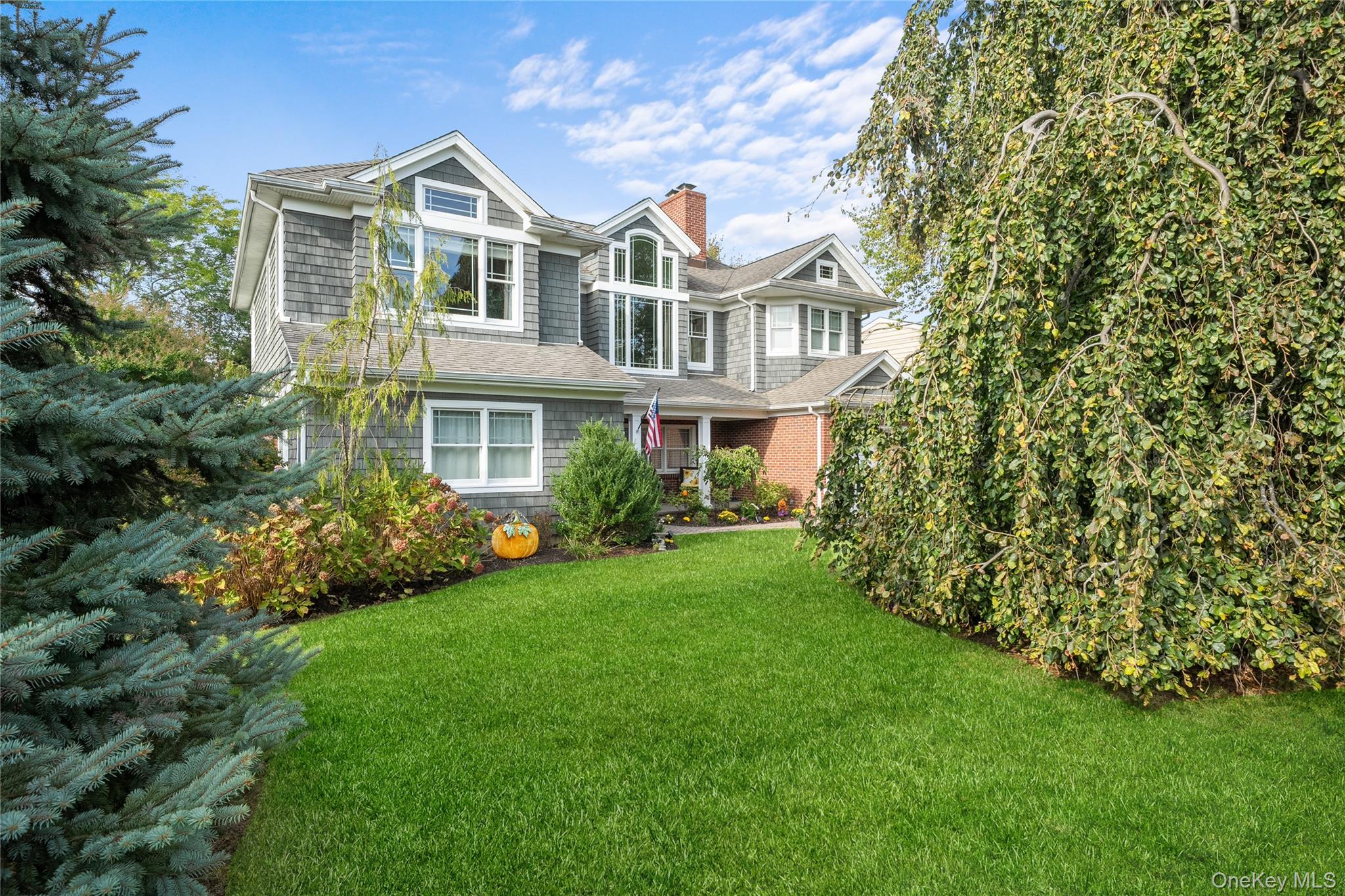 #1 photo, 33 Robbins Avenue, Babylon , NY 11702