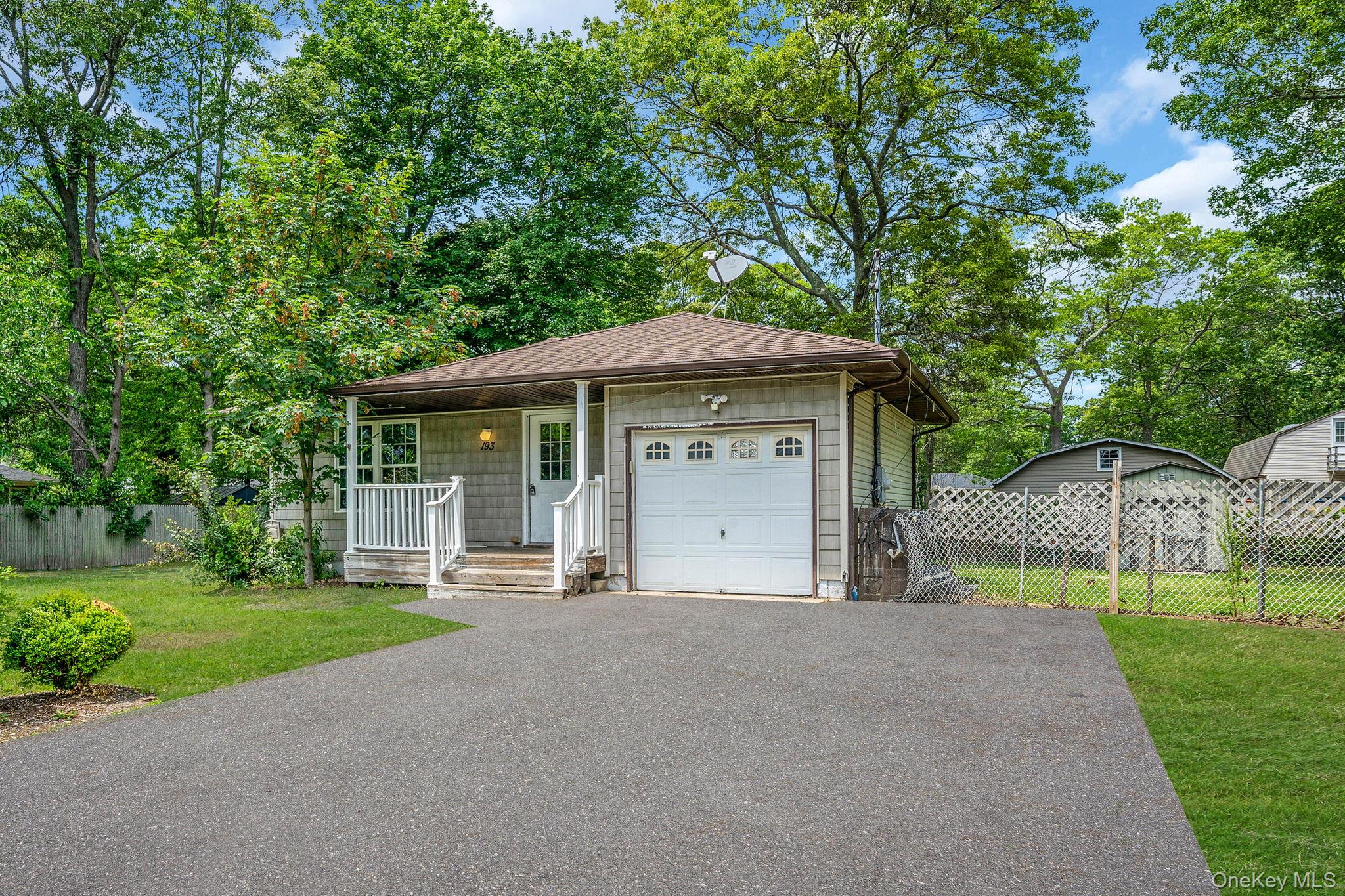 #1 photo, 193 Shinnecock Avenue, सफ़ोक काउंटी Mastic , NY 11950