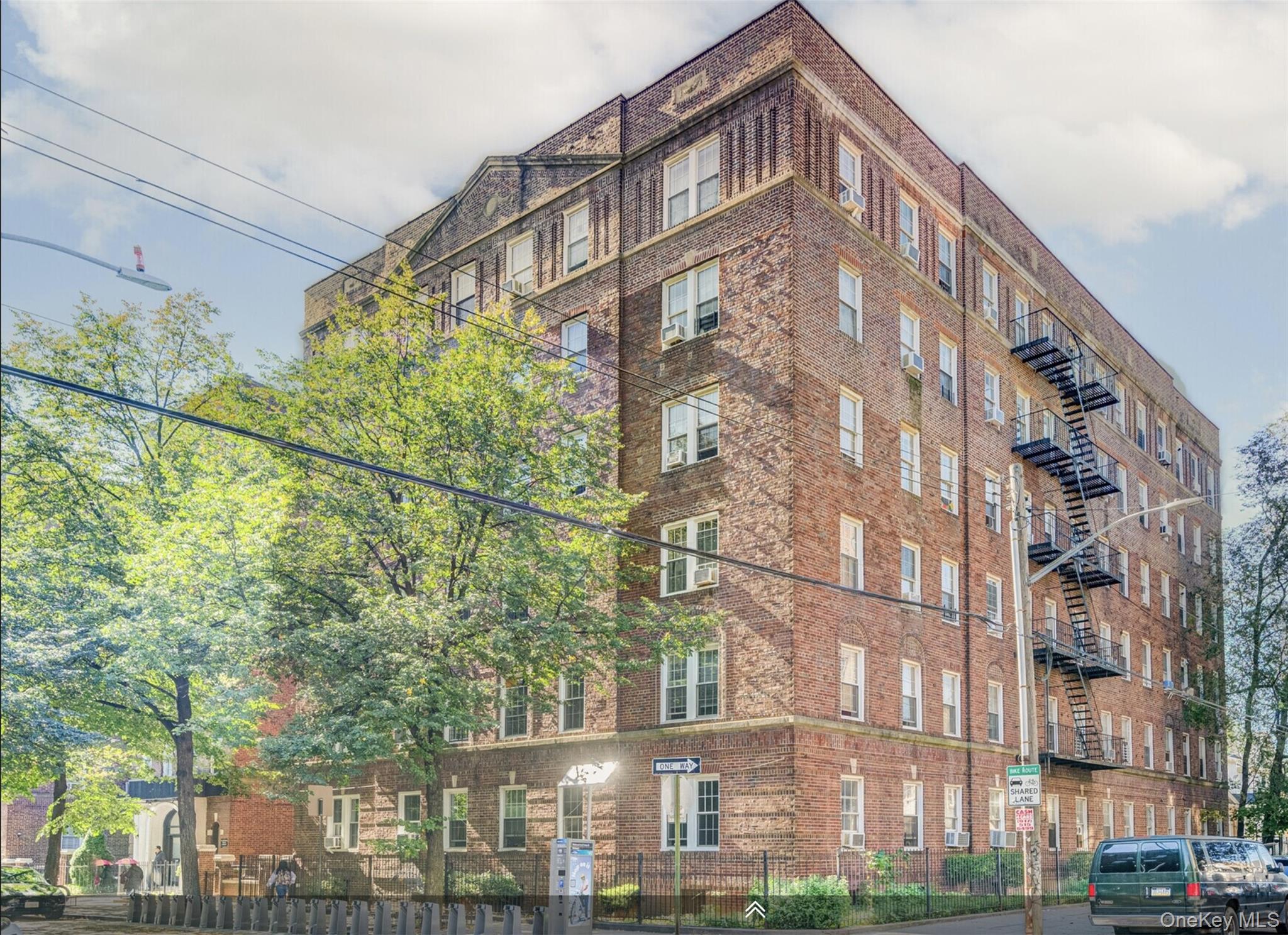 #1 photo, 88-11 Elmhurst Avenue, クイーンズ区 Elmhurst , NY 11373