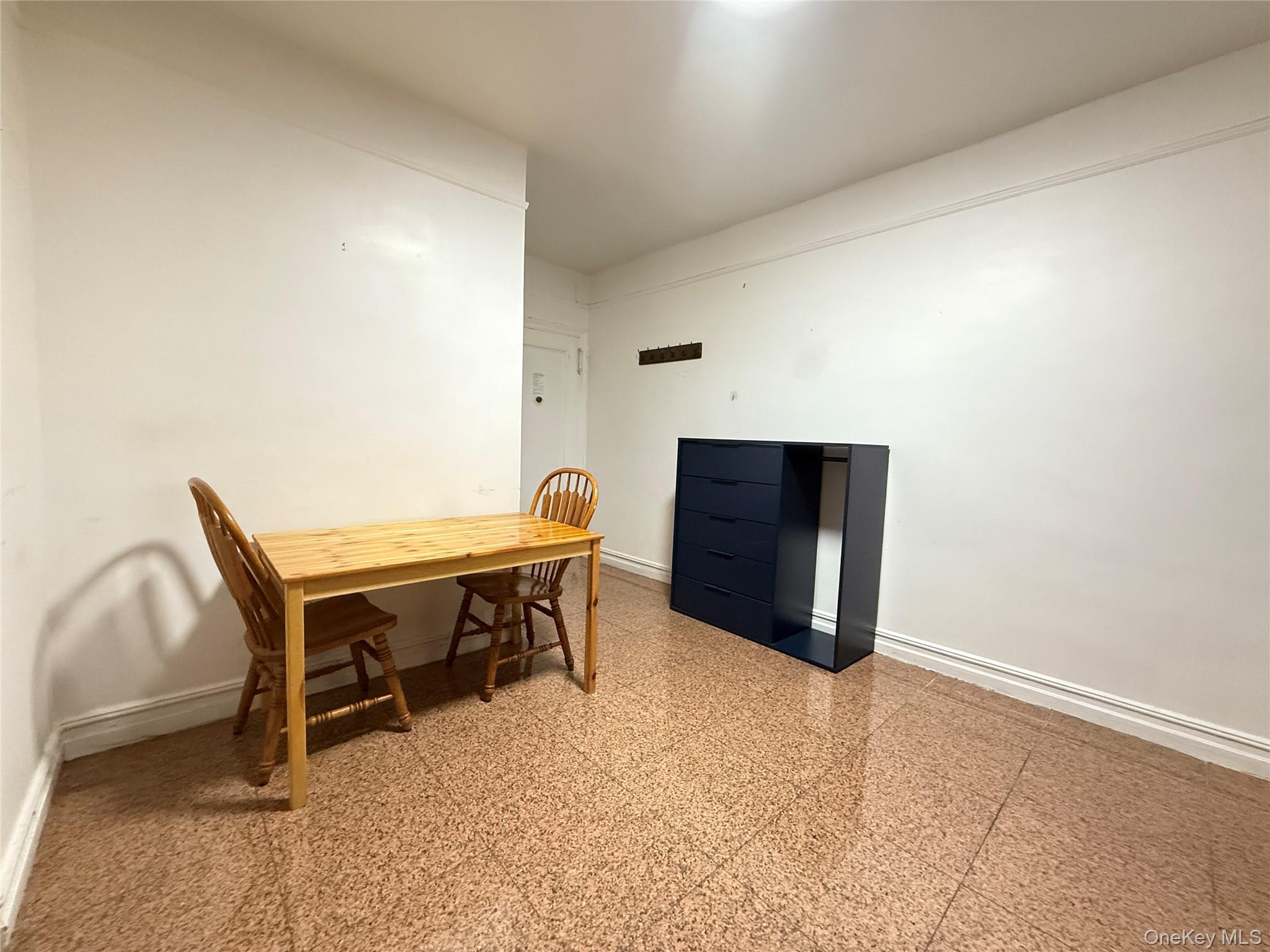 #11 photo, 88-11 Elmhurst Avenue, クイーンズ区 Elmhurst , NY 11373