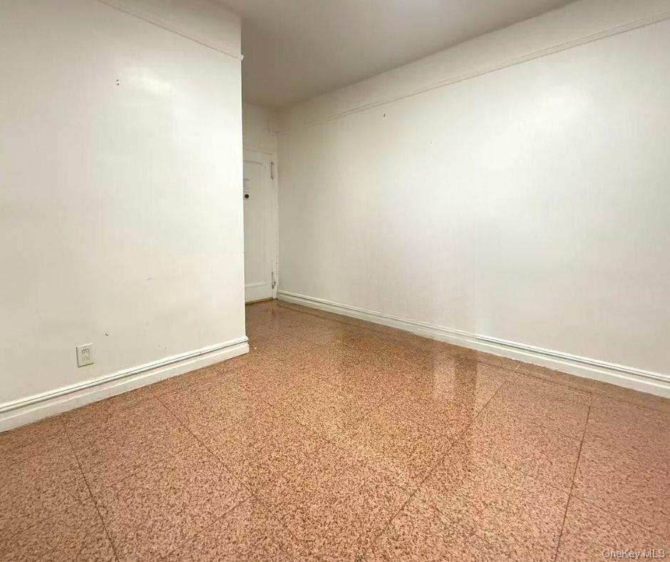 #12 photo, 88-11 Elmhurst Avenue, クイーンズ区 Elmhurst , NY 11373