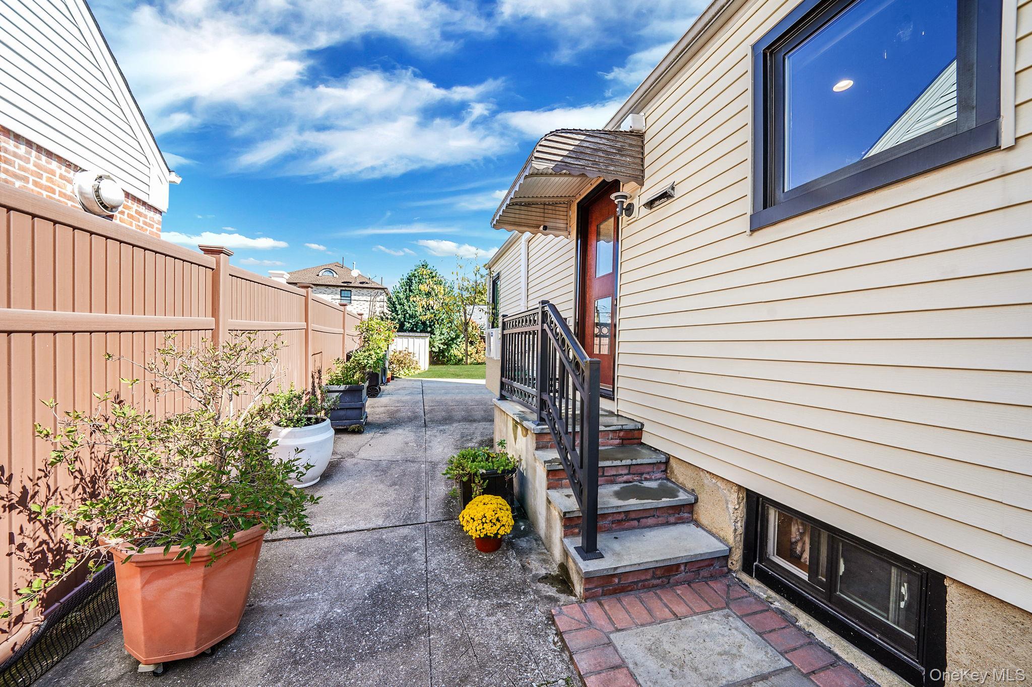 #3 photo, 8133 260th Street, クイーンズ区 Glen Oaks , NY 11004