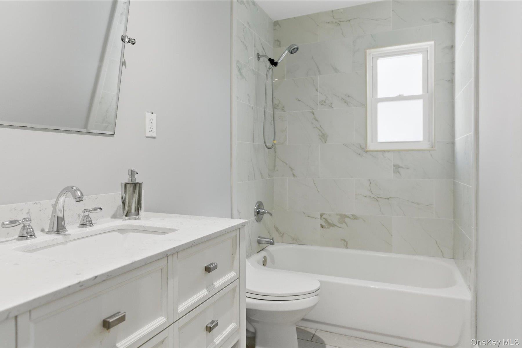 #12 photo, 7 Harvard Drive, サフォーク郡 Hampton Bays , NY 11946